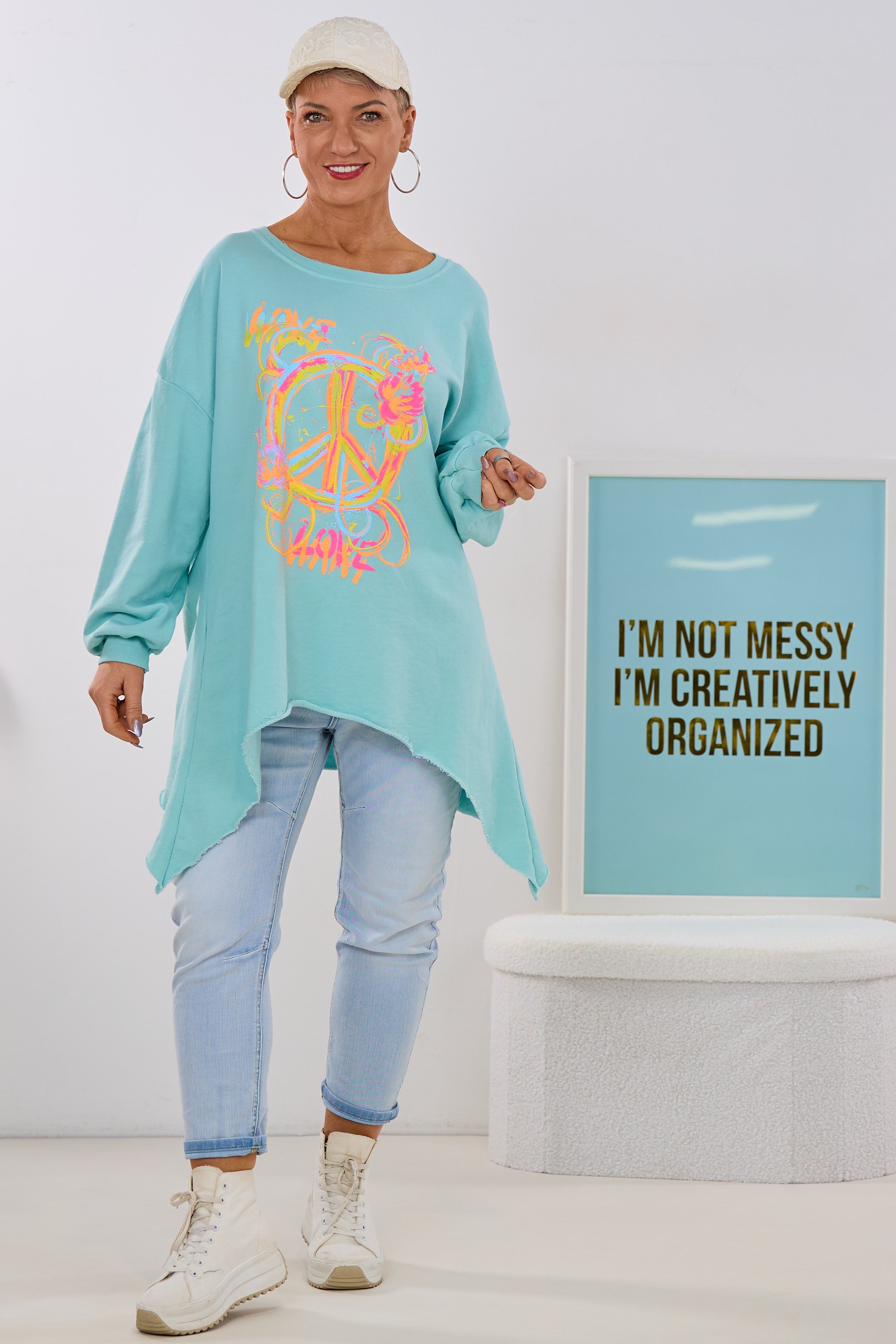 Sweaty mit PEACE & LOVE Print, mint-bunt