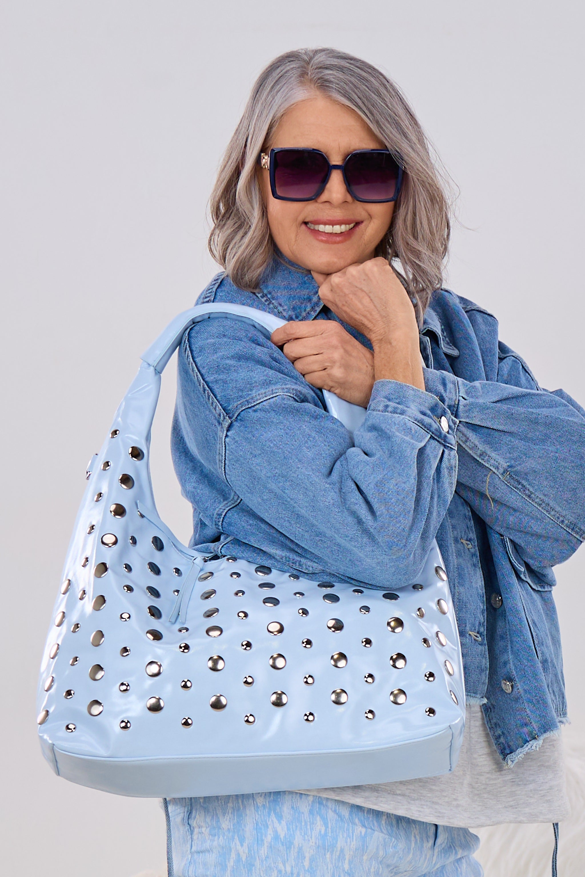 Schultertasche mit Nieten, hellblau