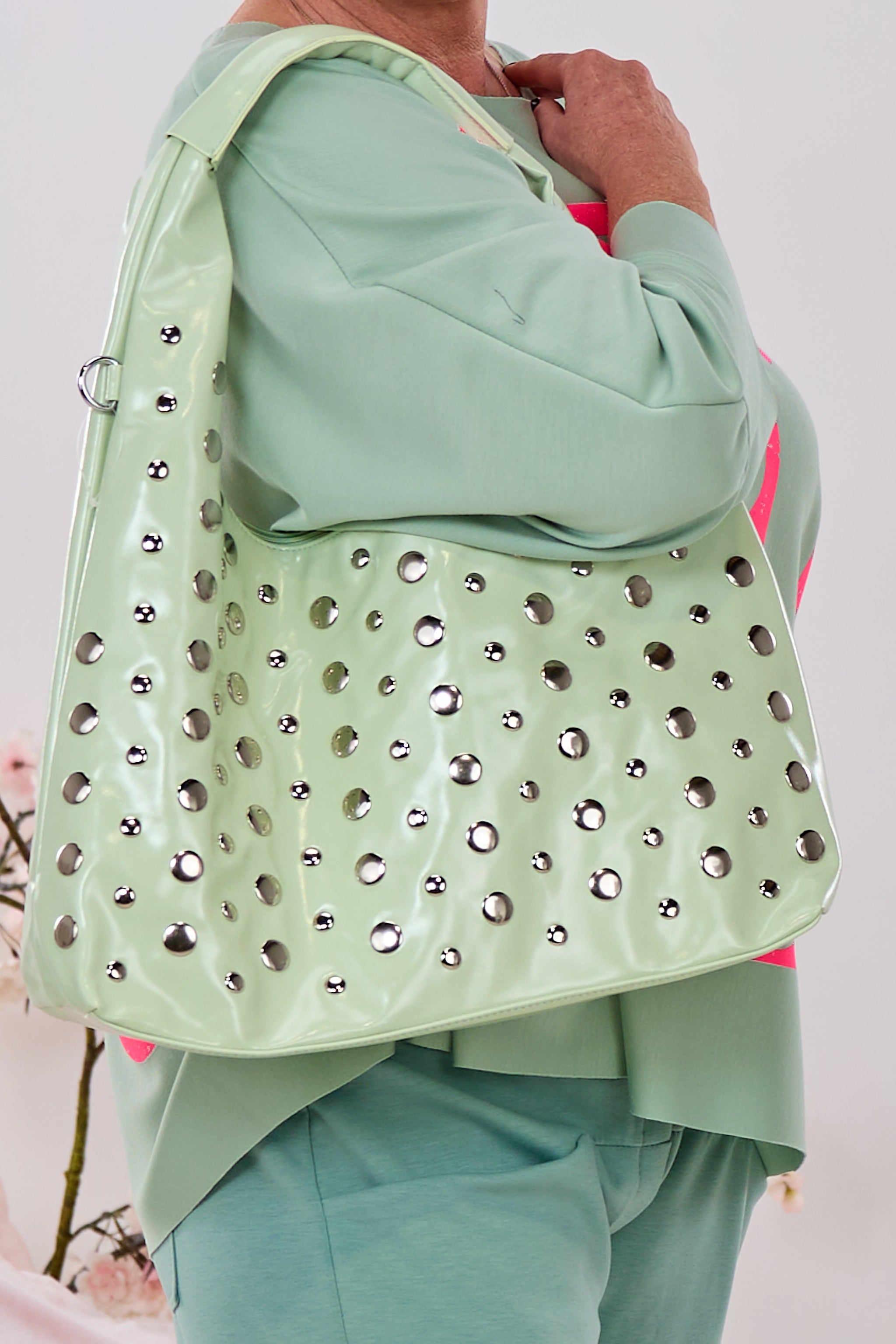 Schultertasche mit Nieten, lindgrün