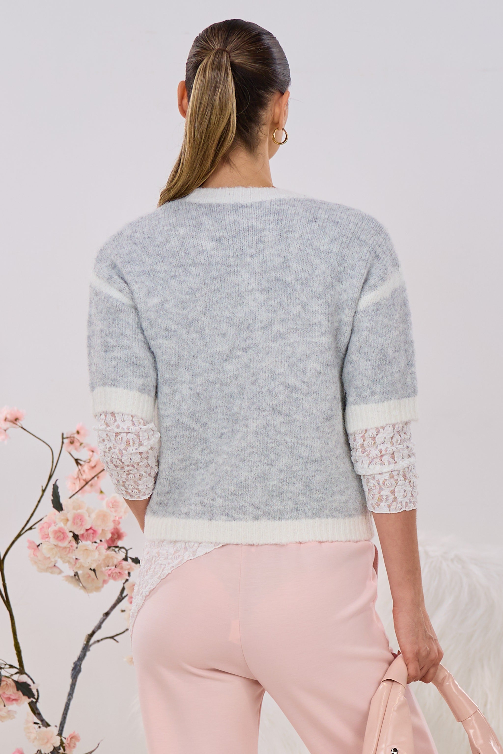 Kurzarm Strickpulli mit aufgenähten Blumen, hellgrau-weiß