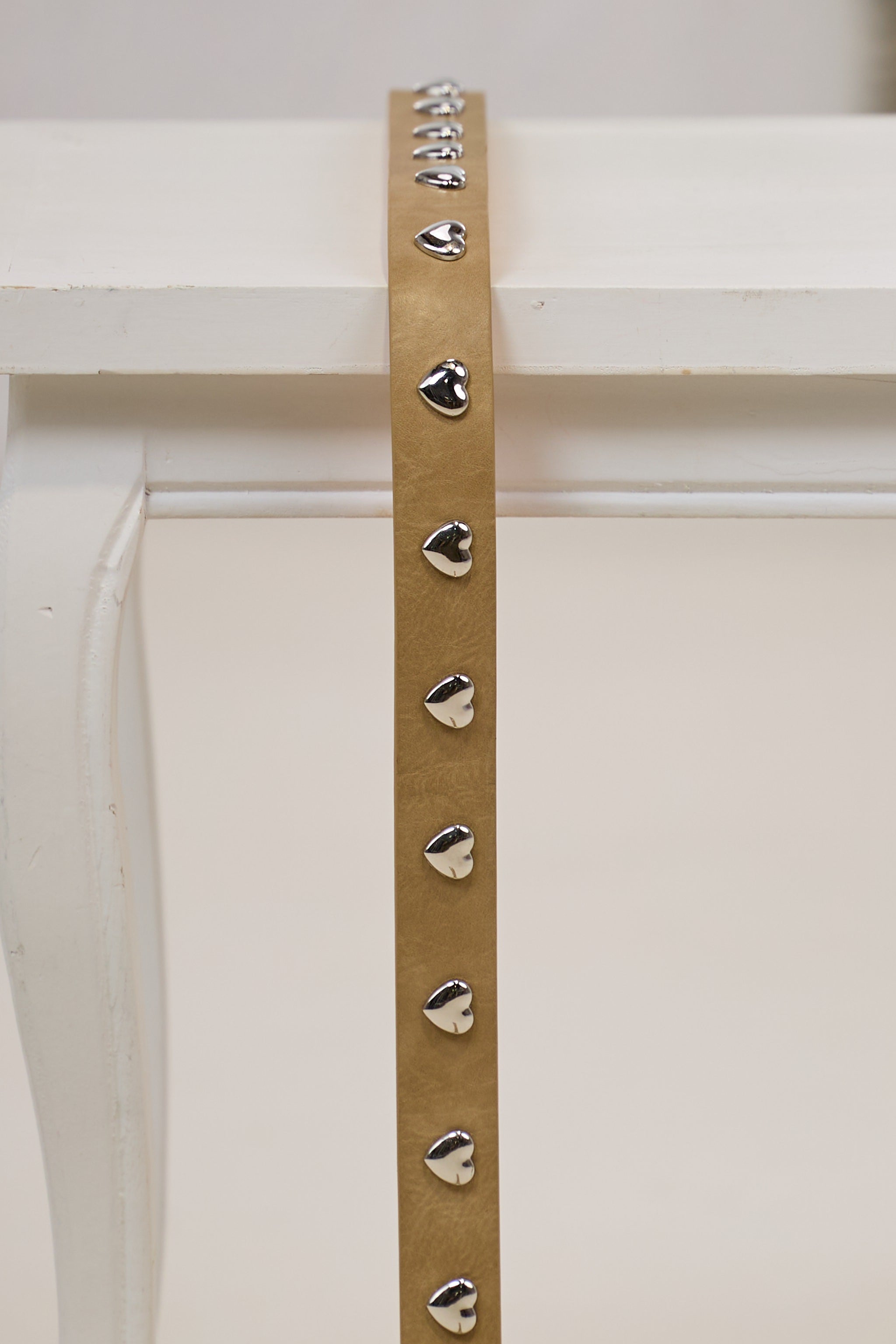 Ledergürtel mit Ziernieten, beige-silber