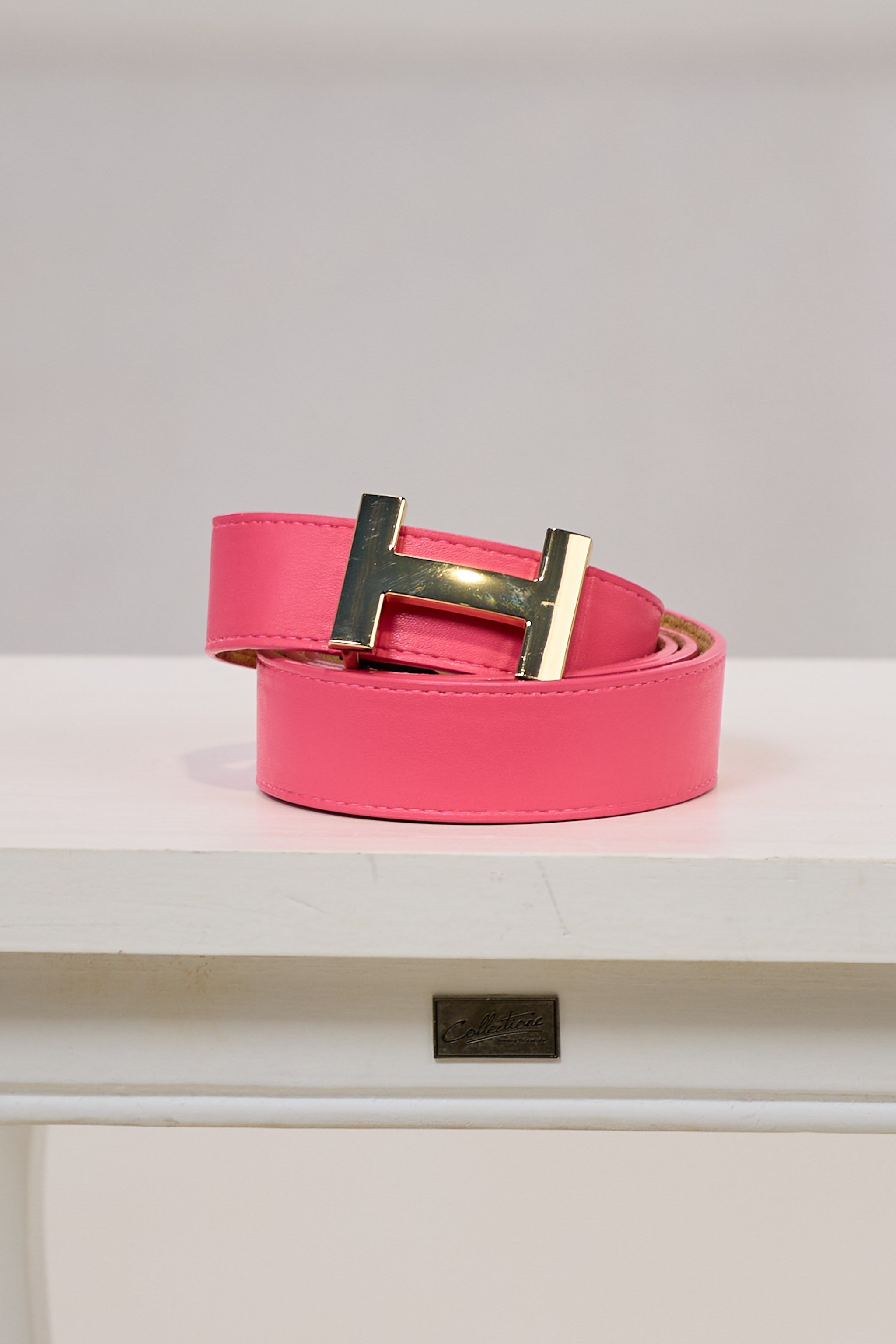 Ledergürtel mit goldener Schnalle, pink