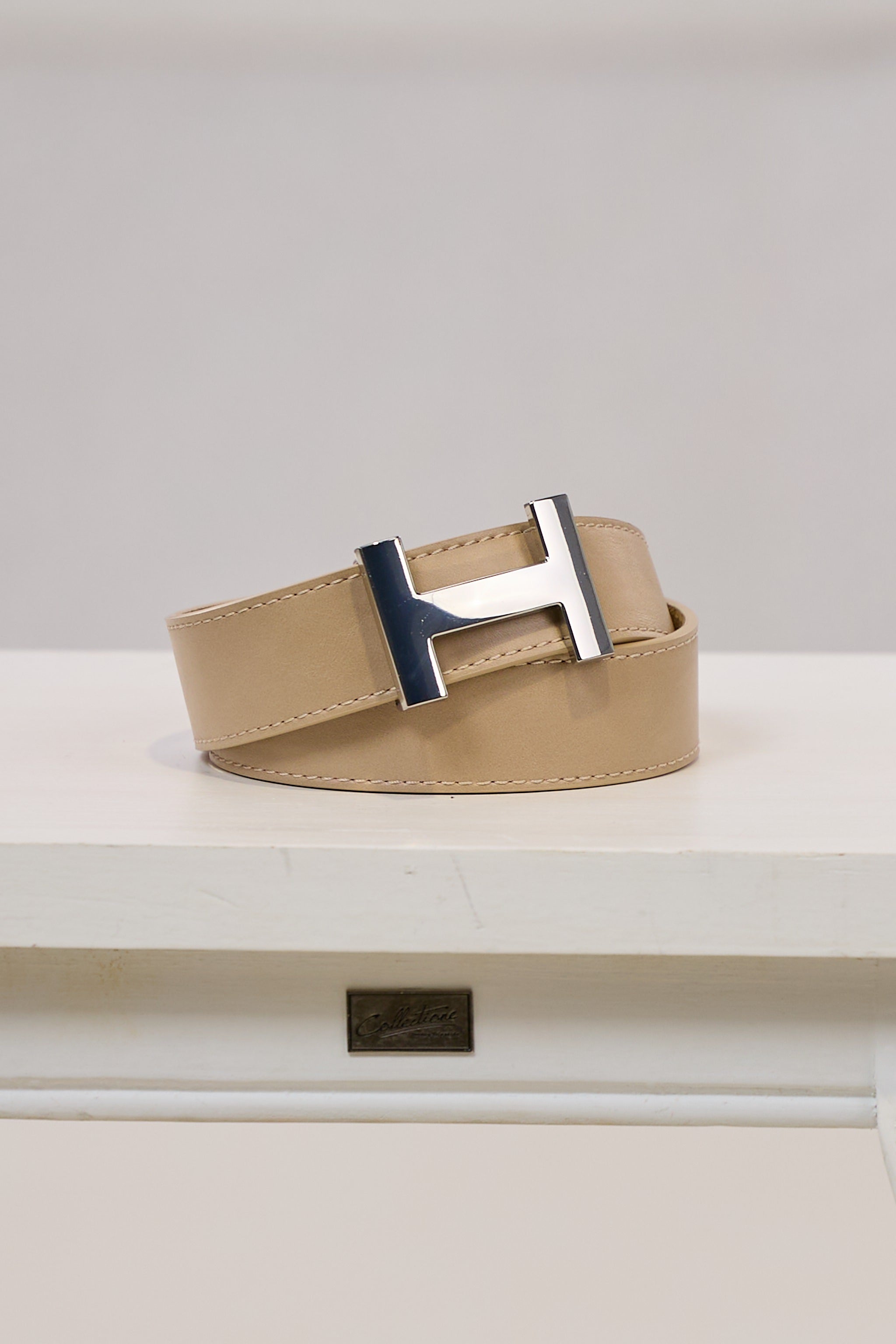 Ledergürtel mit silberner Schnalle, beige