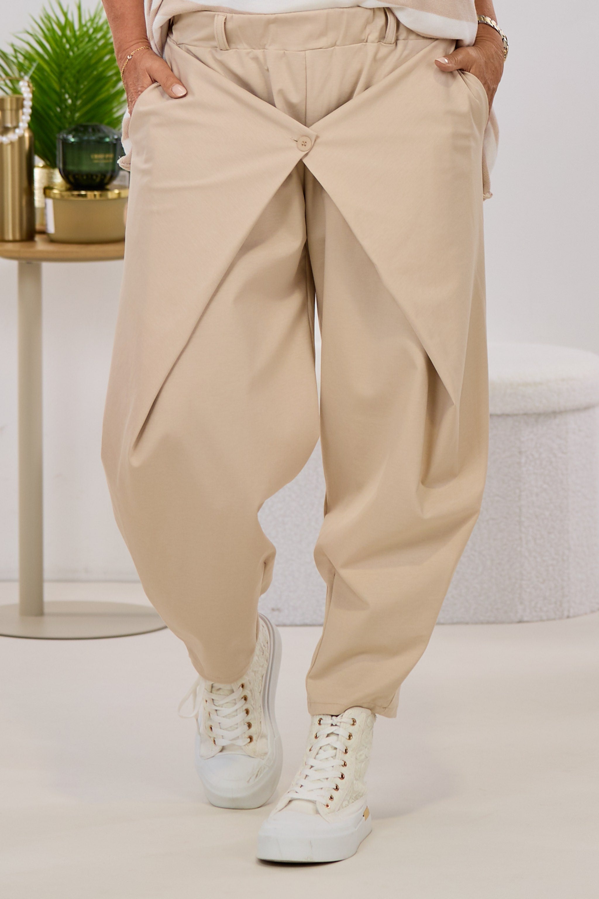 Hose mit Überschlägen, beige