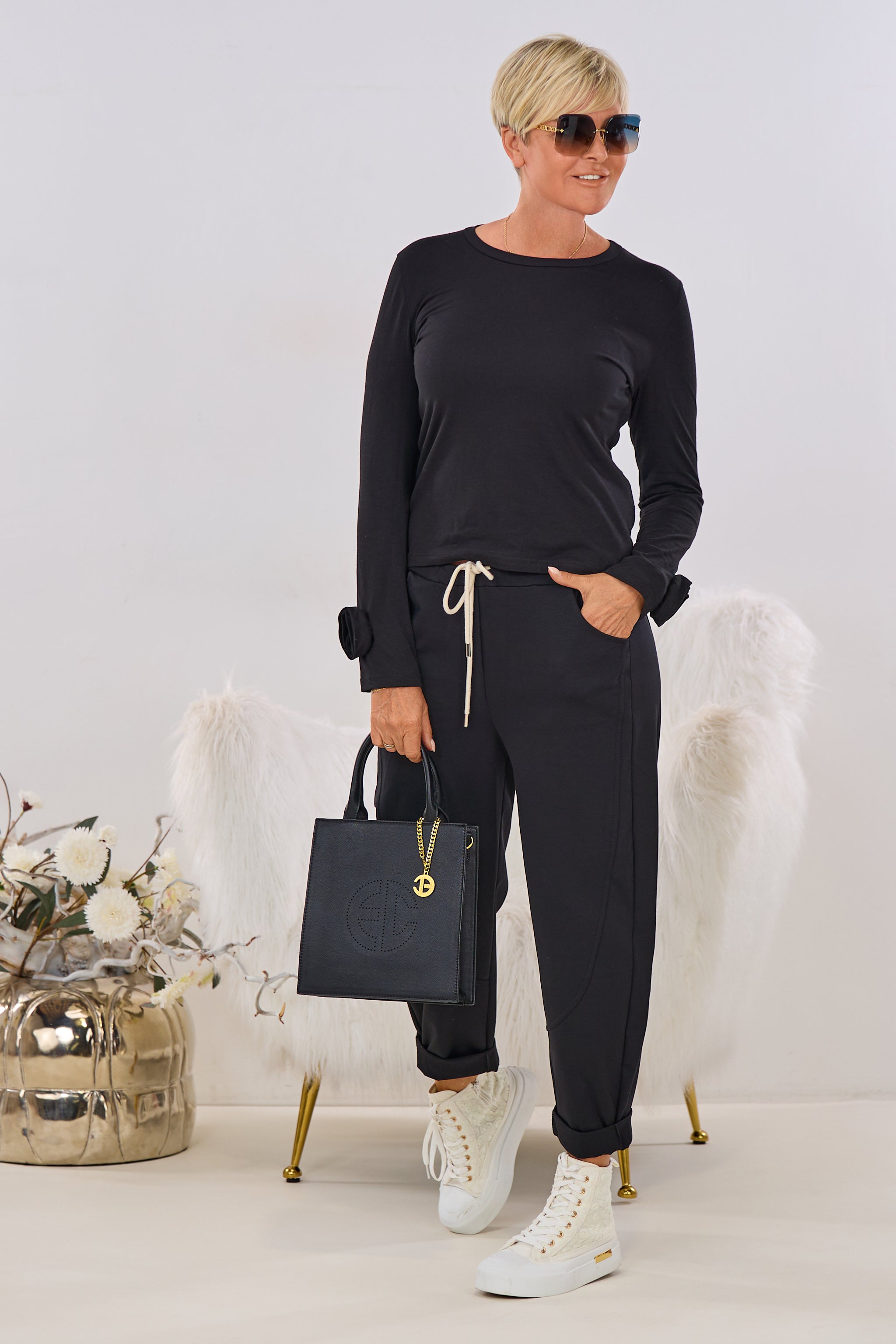 Longsleeve mit süßer Blume, schwarz