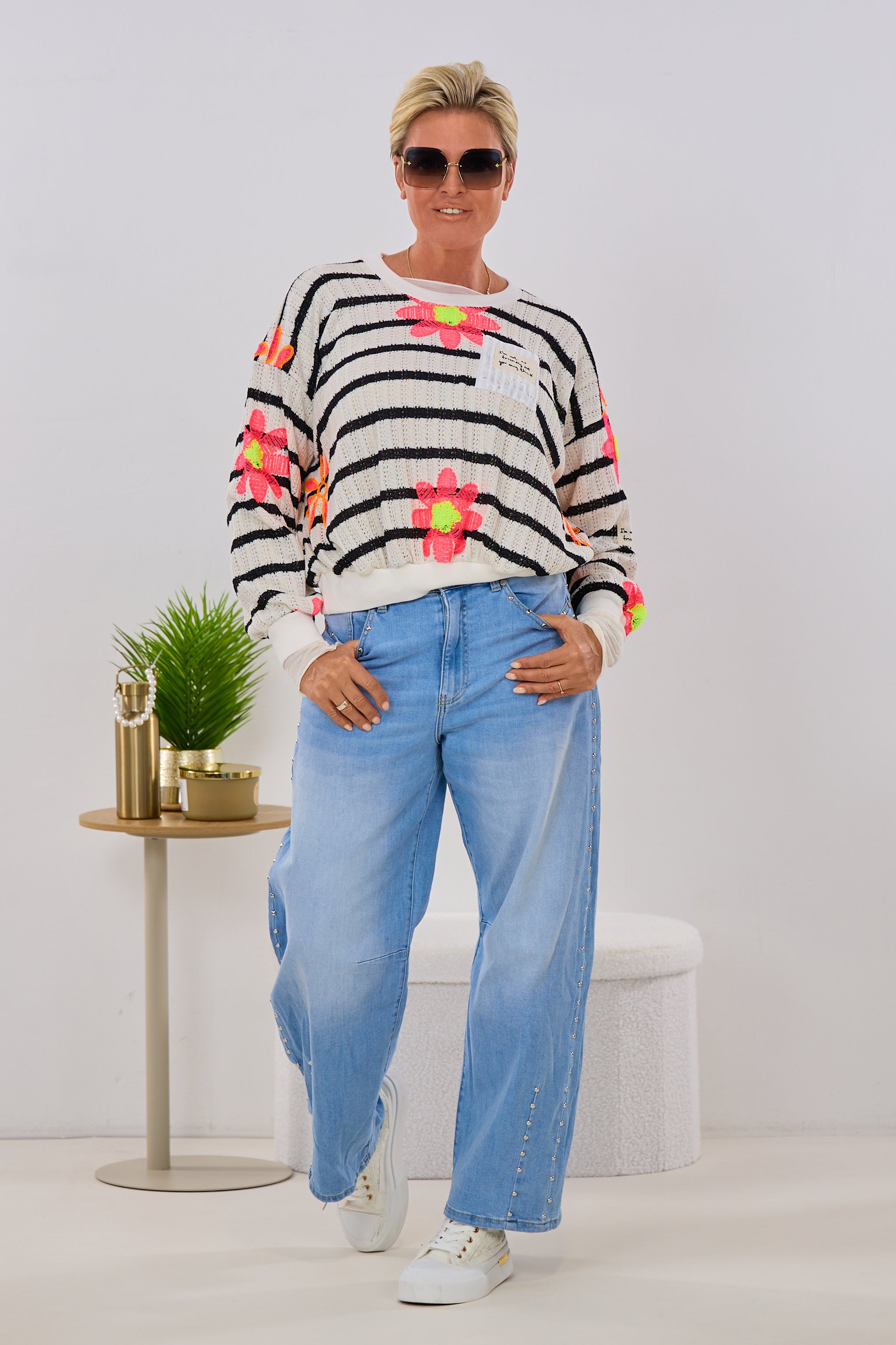 Gestreifter Pulli mit Blüten, creme-schwarz-pink