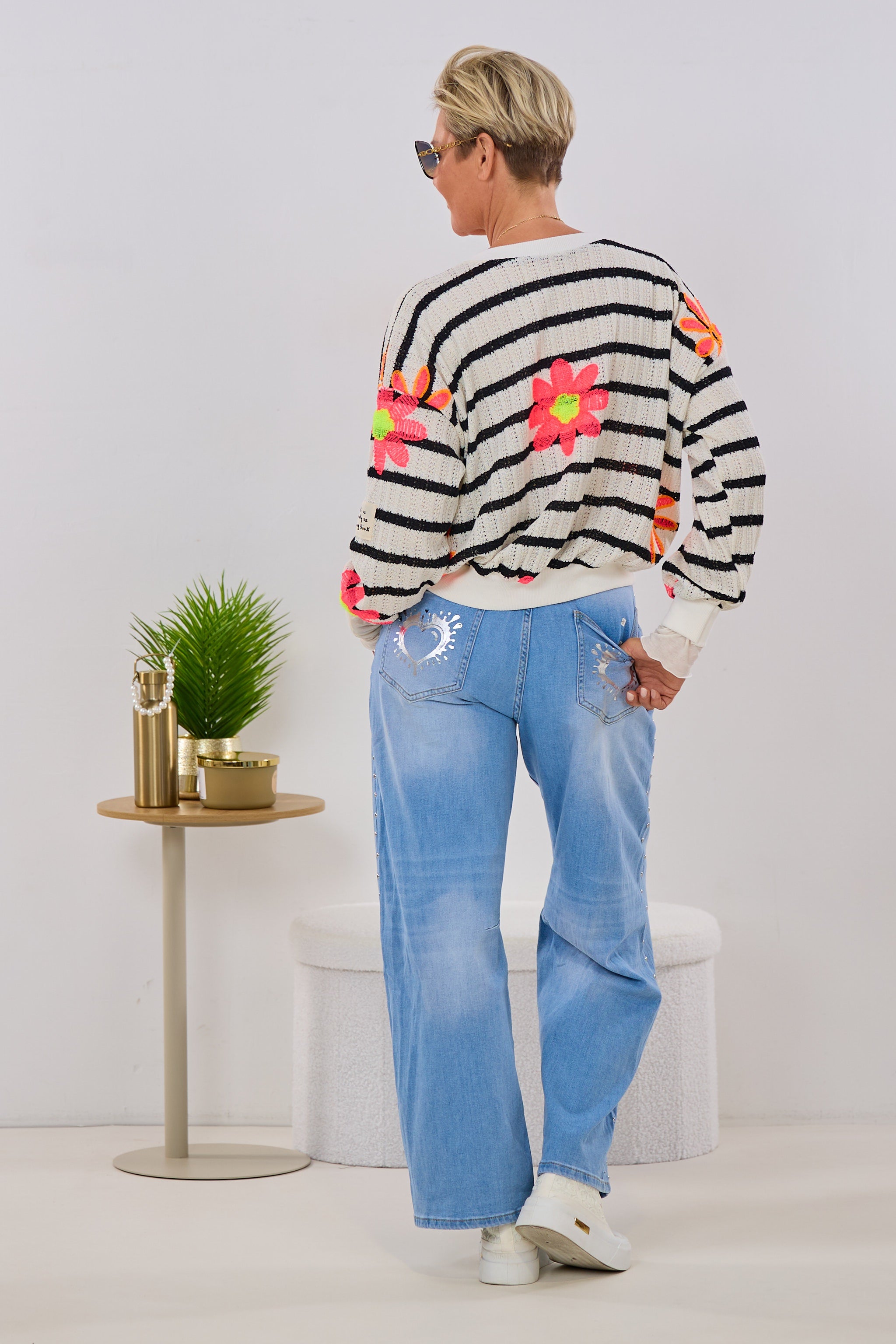 Gestreifter Pulli mit Blüten, creme-schwarz-pink