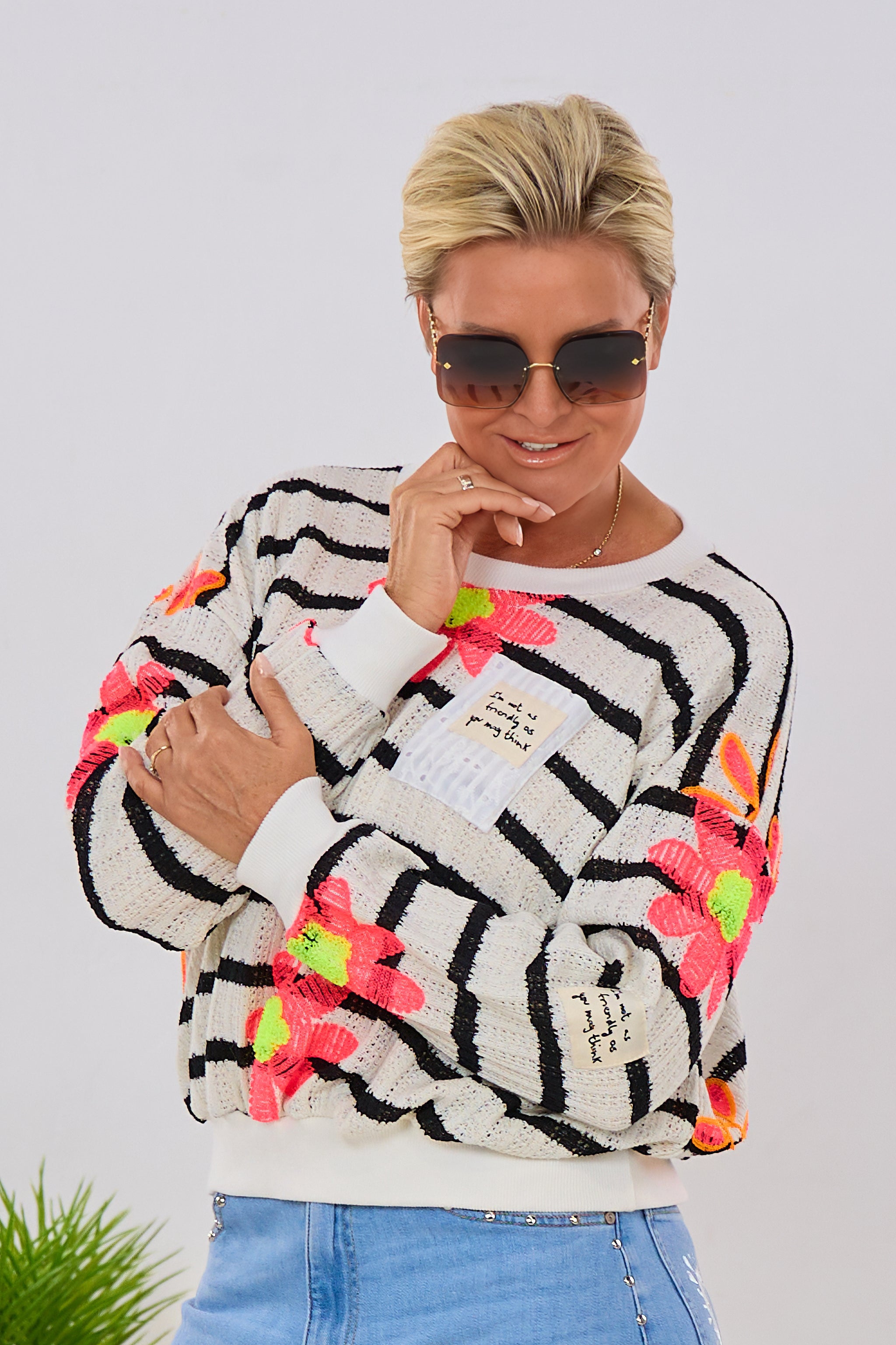 Gestreifter Pulli mit Blüten, creme-schwarz-pink