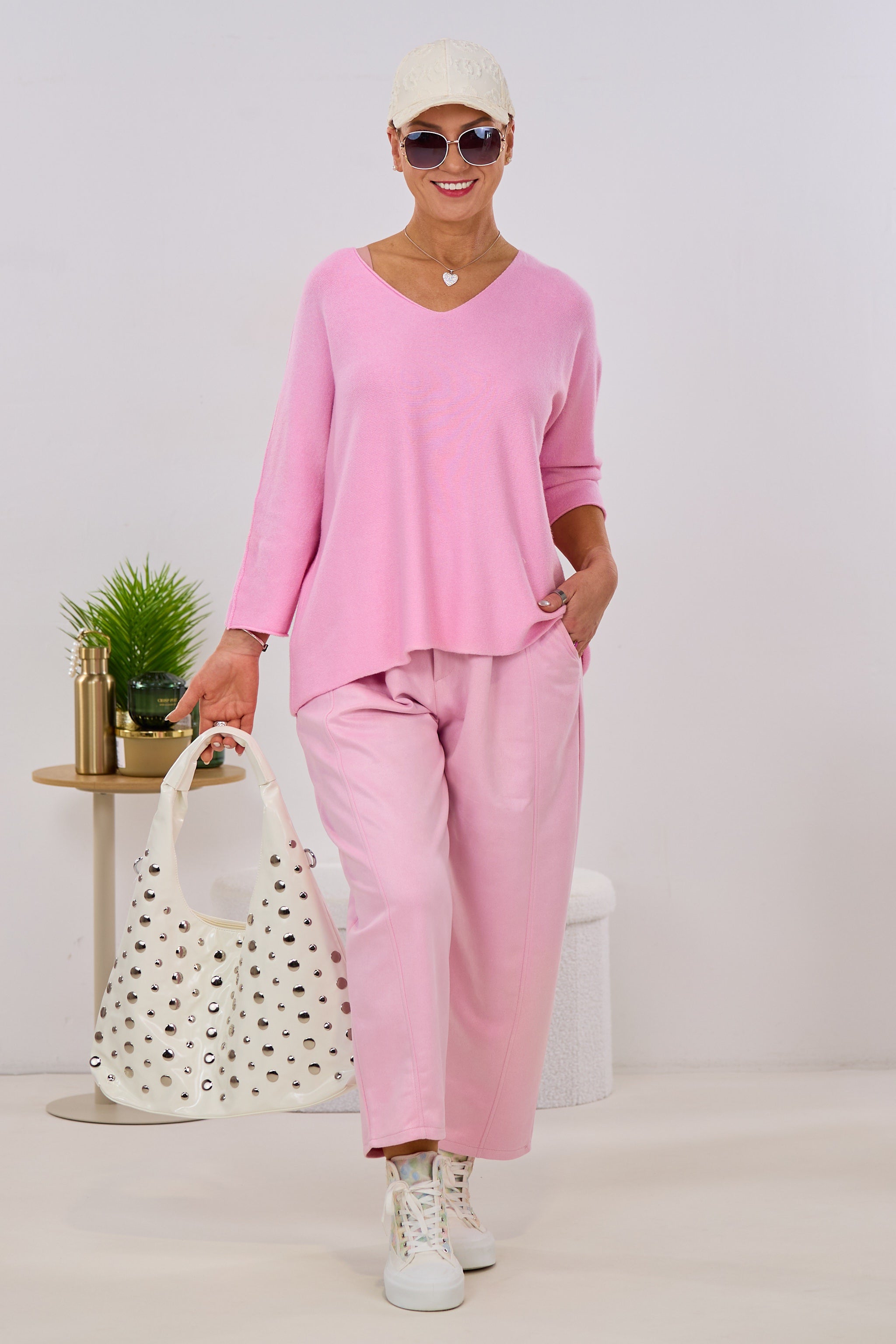 weicher Strickpulli im Querverlauf, rosa