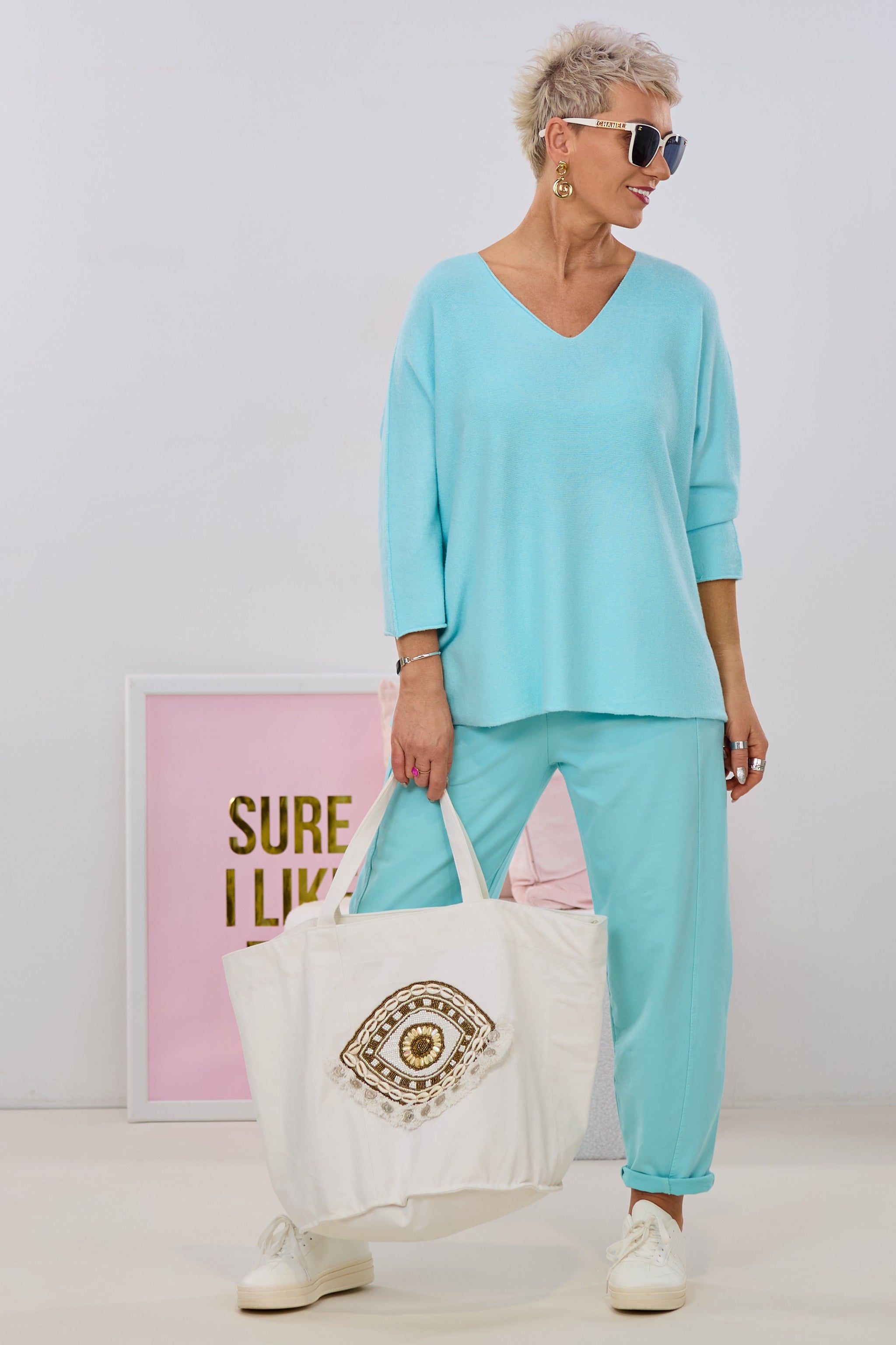 weicher Strickpulli im Querverlauf, türkis