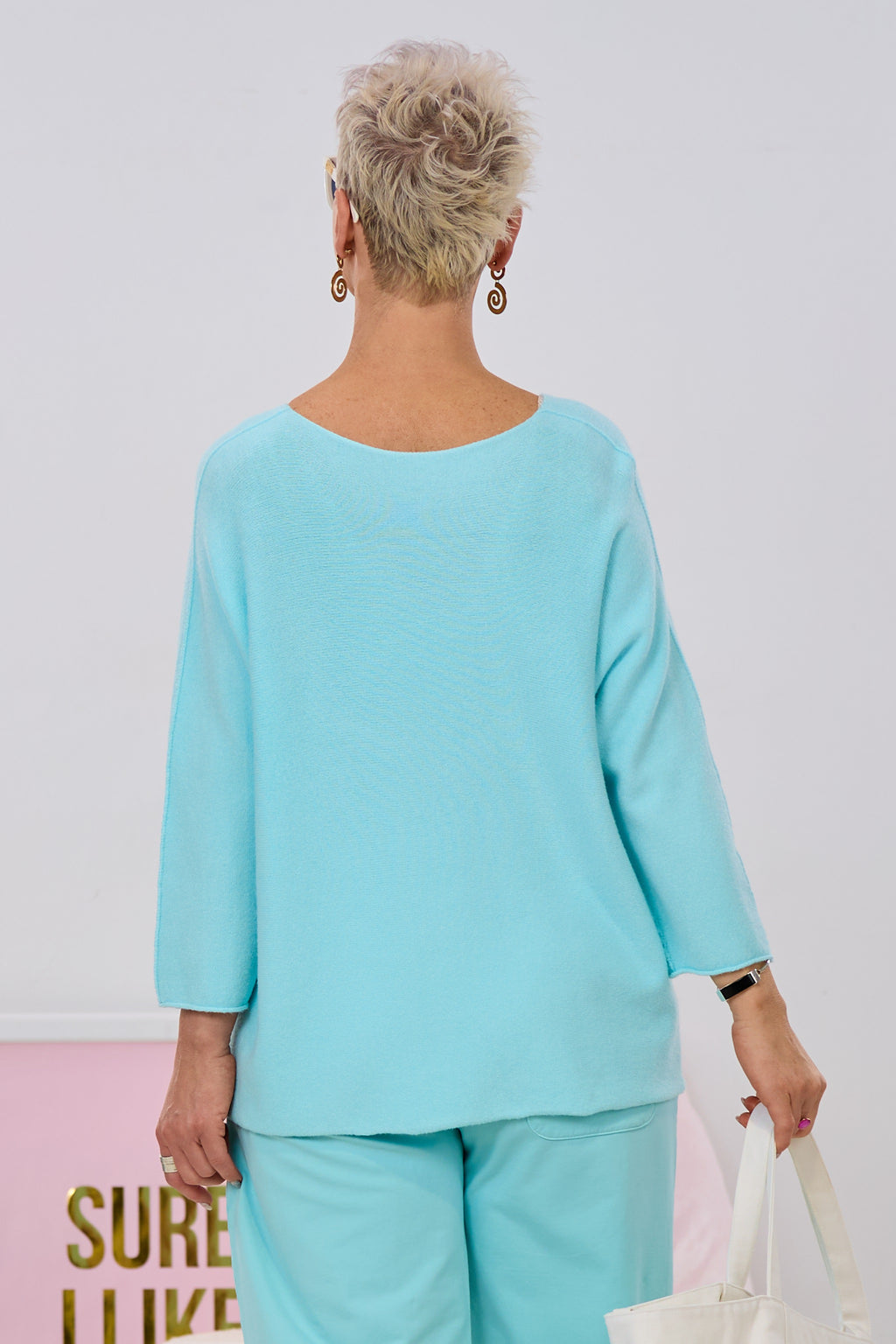 weicher Strickpulli im Querverlauf, türkis