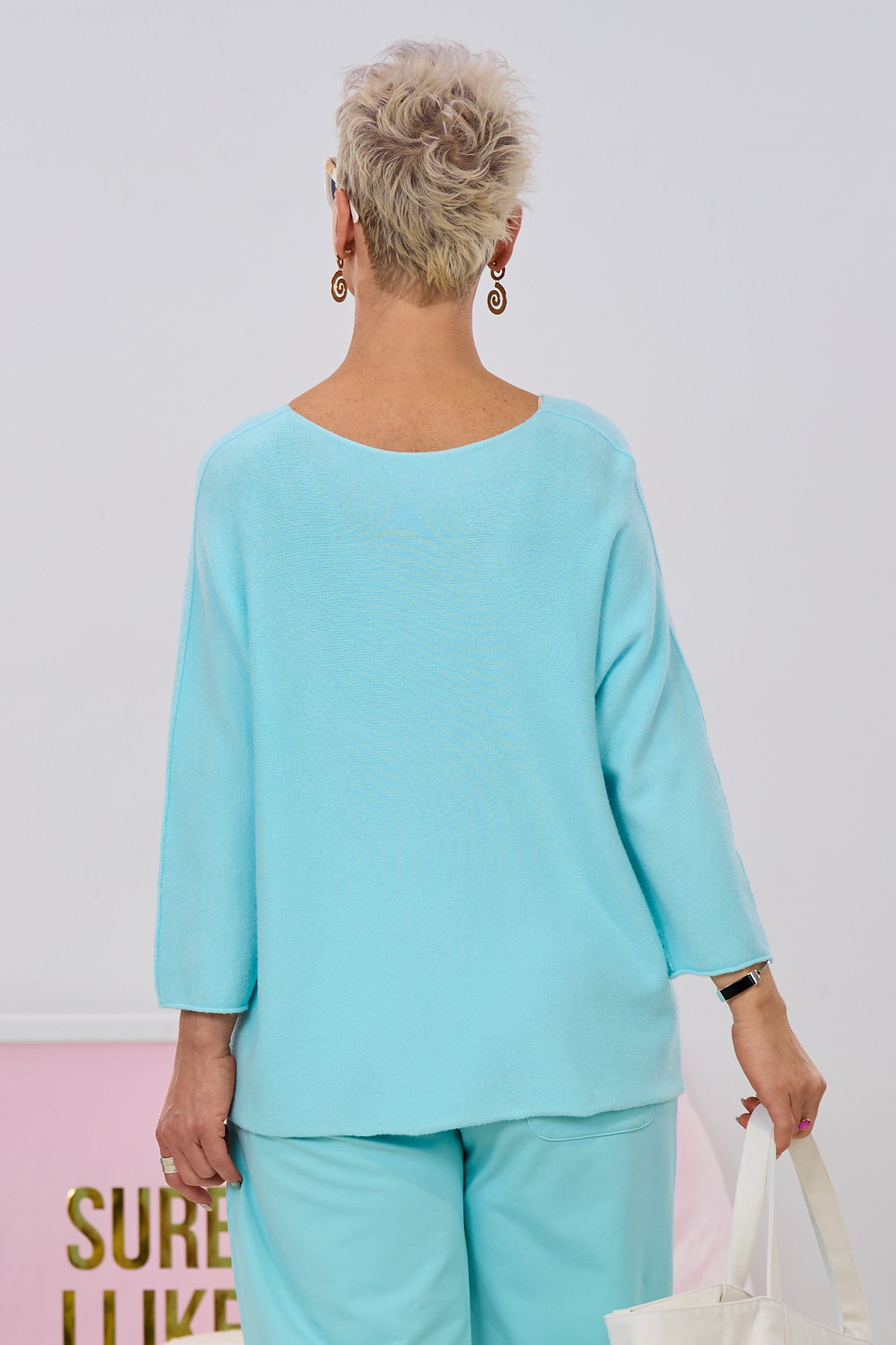 weicher Strickpulli im Querverlauf, türkis