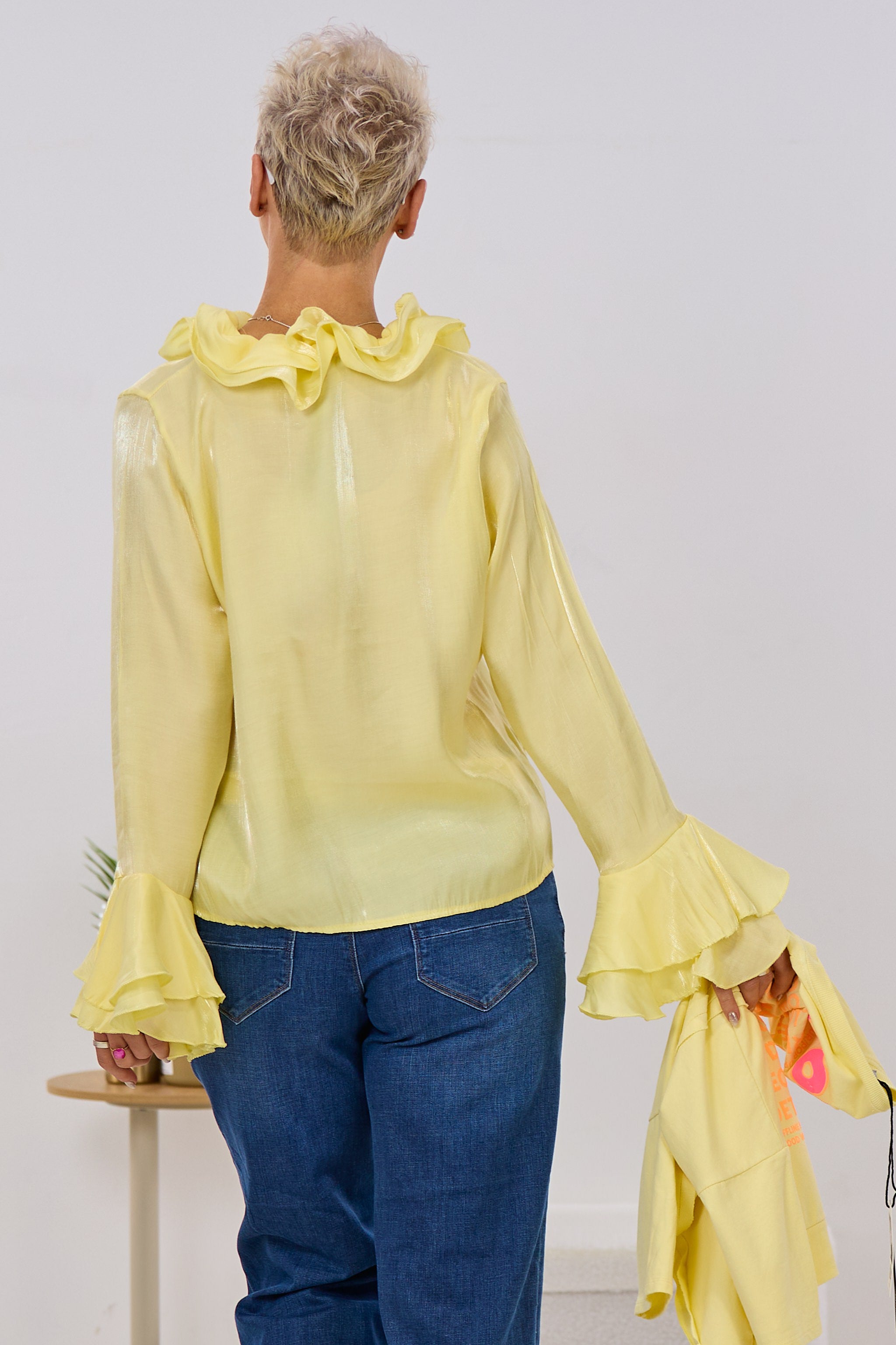 Schimmernde Bluse mit Volants, gelb