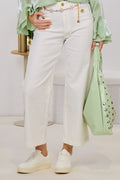 Jeans mit kleinen Taschen und Kettengürtel, weiß
