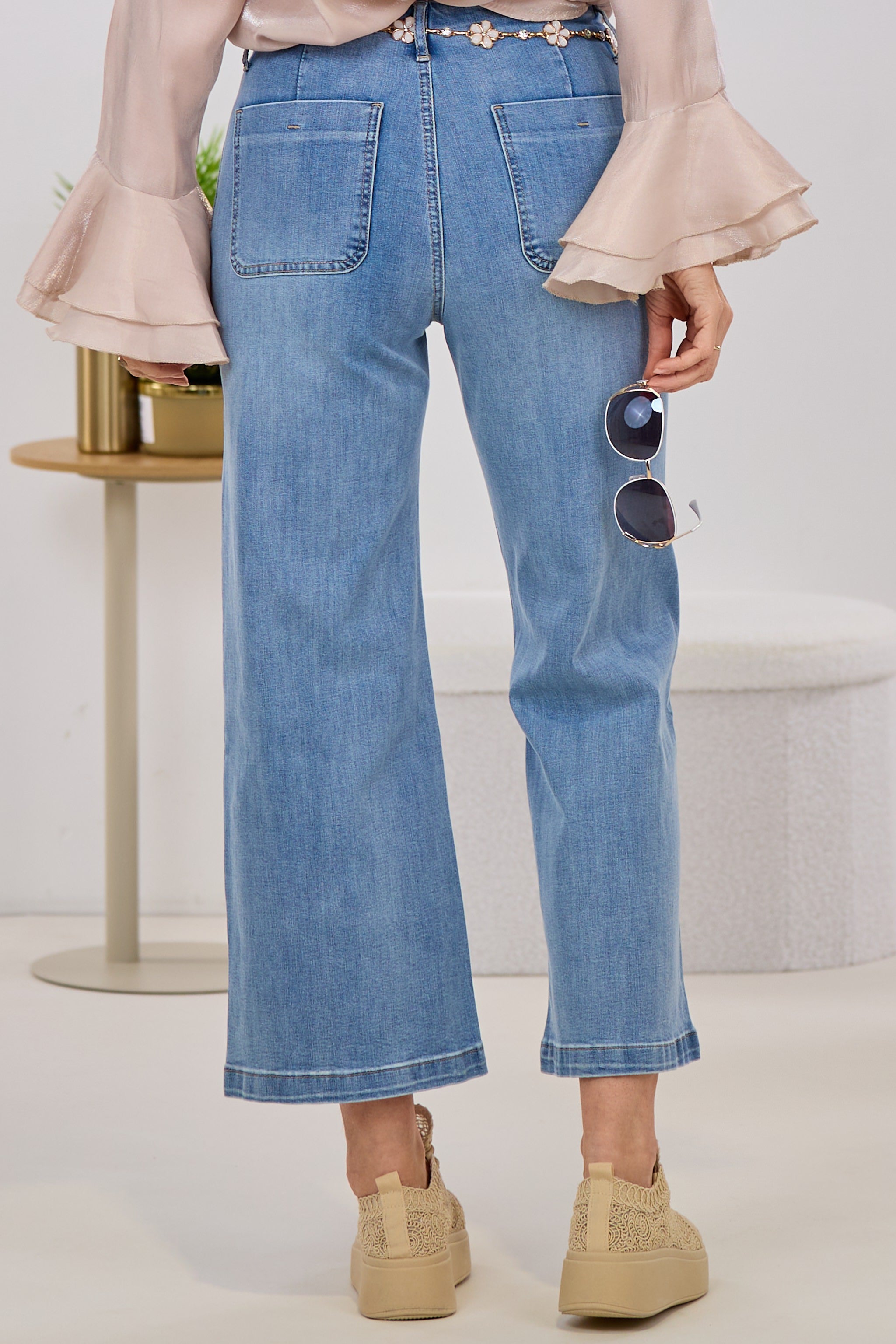 Jeans mit kleinen Taschen und Kettengürtel, denim blue