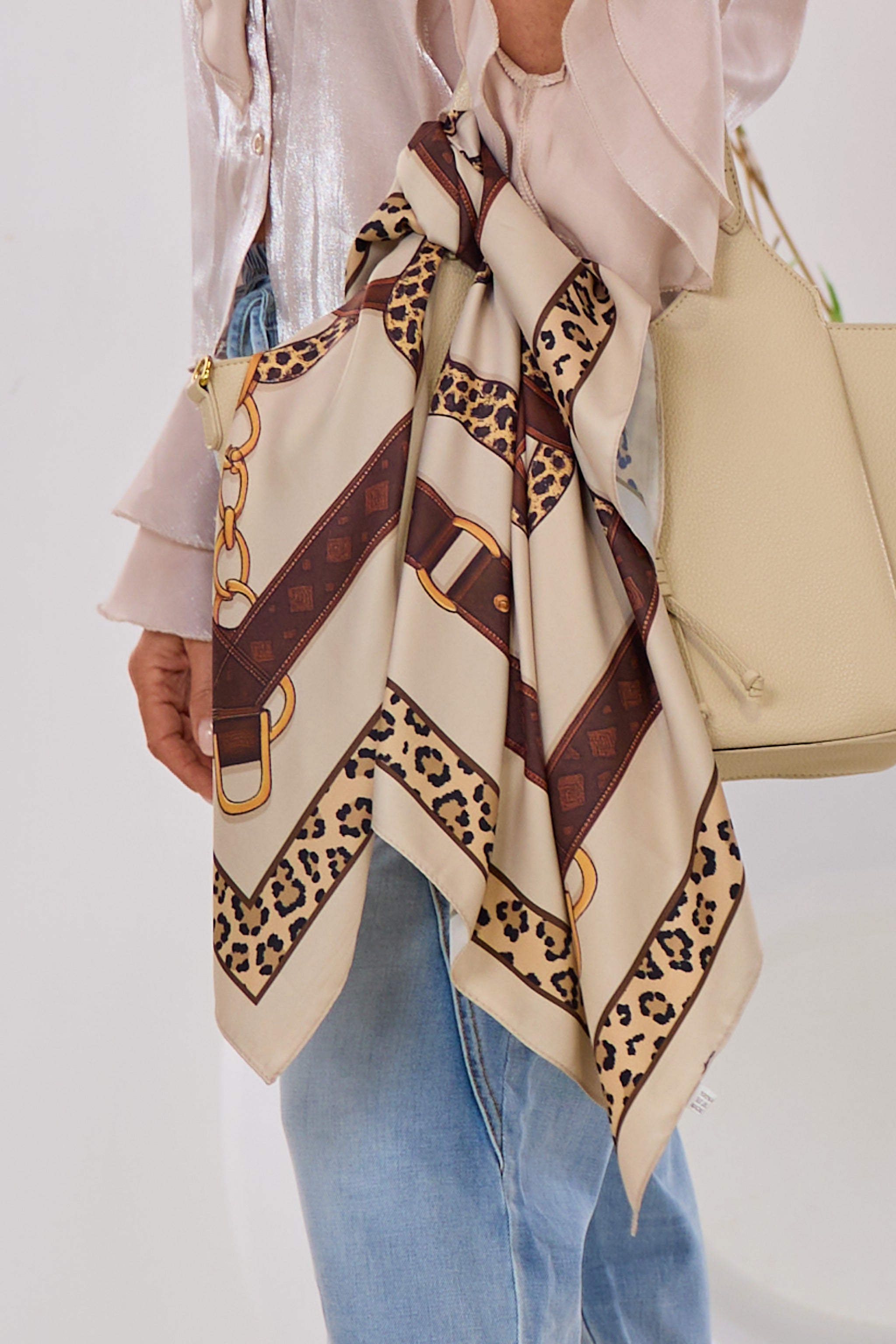 Tuch mit Leo und Schnallenmuster, taupe-braun