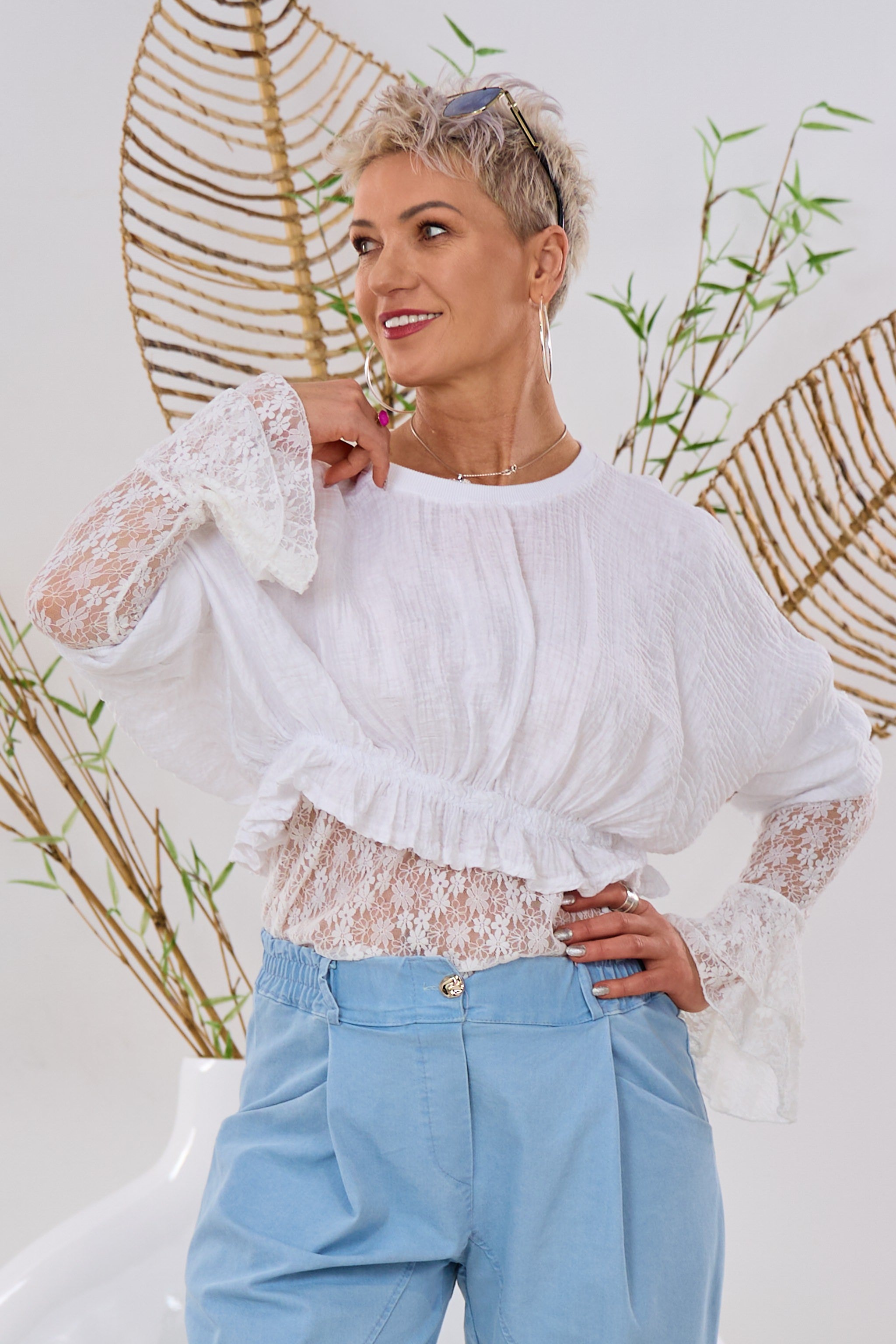 kurzes Blusenshirt mit Schößchen, weiß/ecru