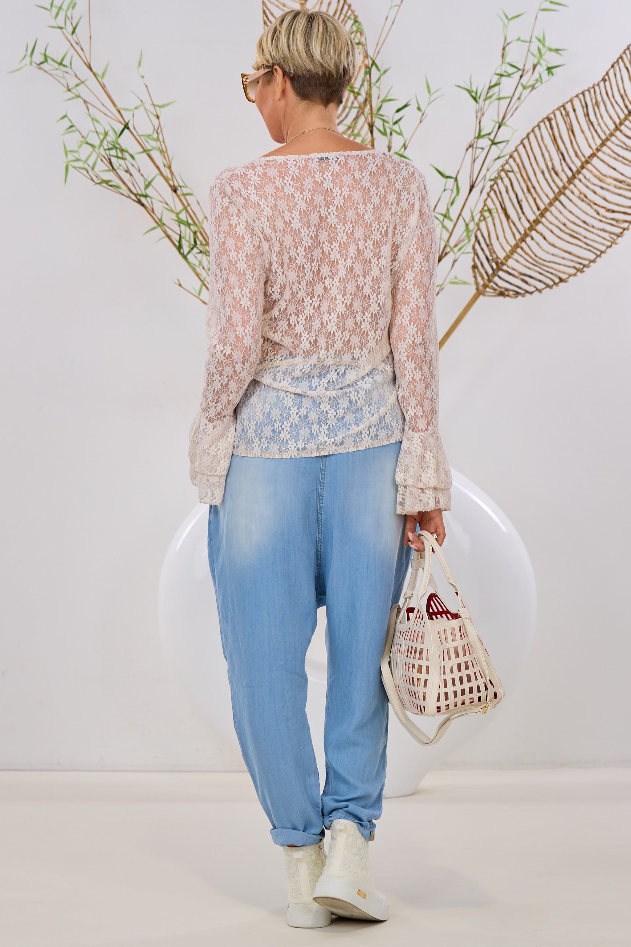 Spitzenshirt mit Trompeterärmeln, hellbeige