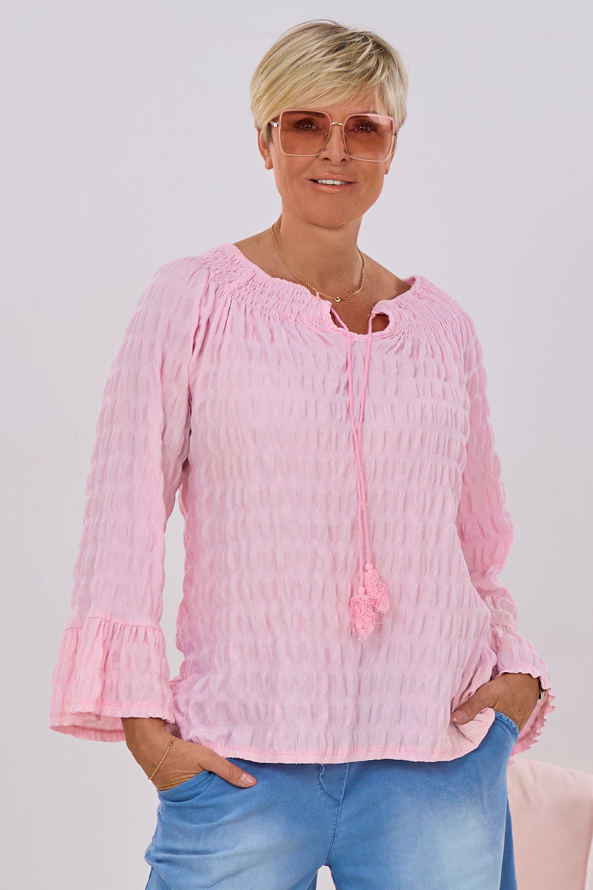 Bluse mit gesmoktem Ausschnitt, rosa