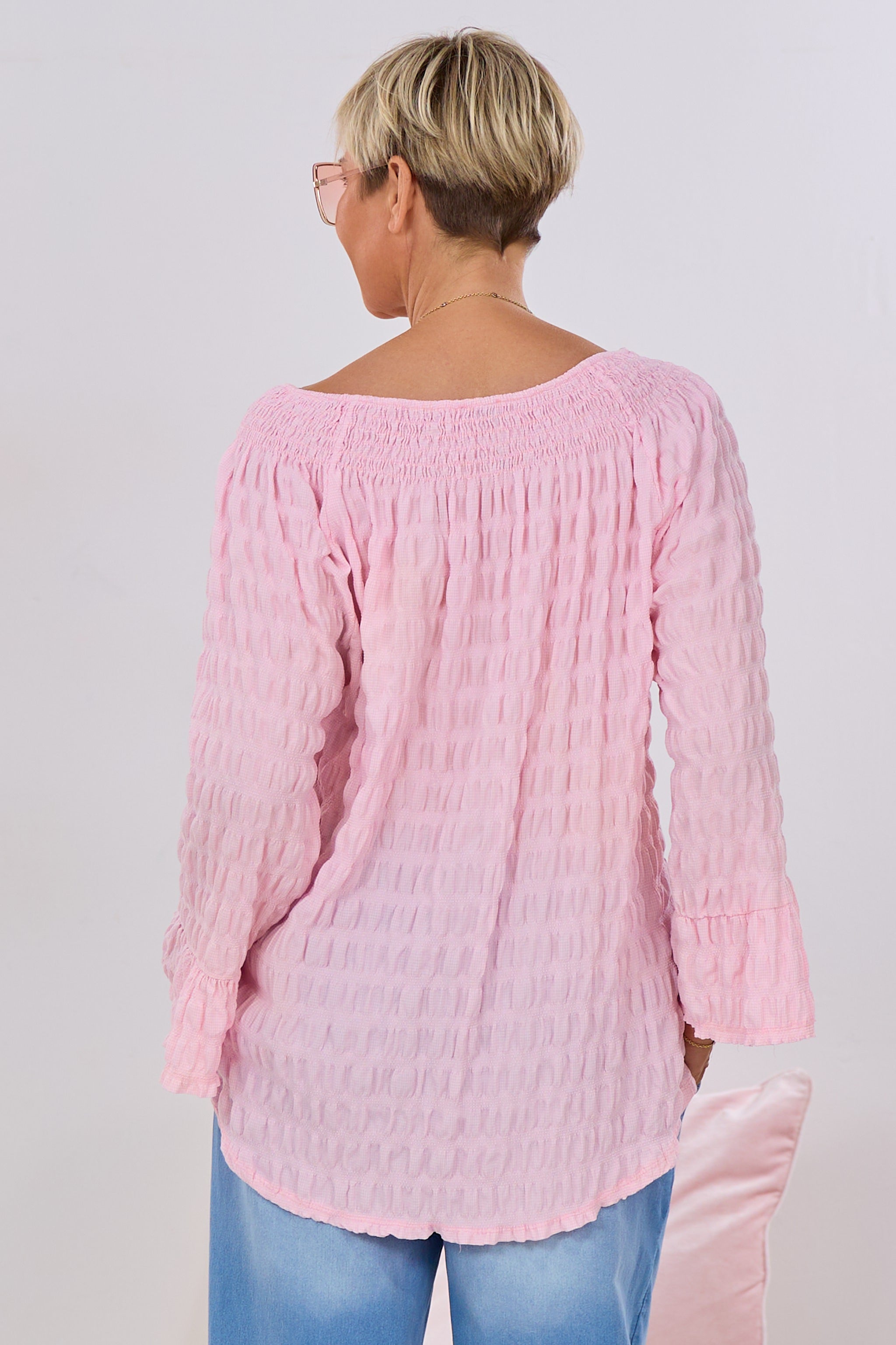 Bluse mit gesmoktem Ausschnitt, rosa