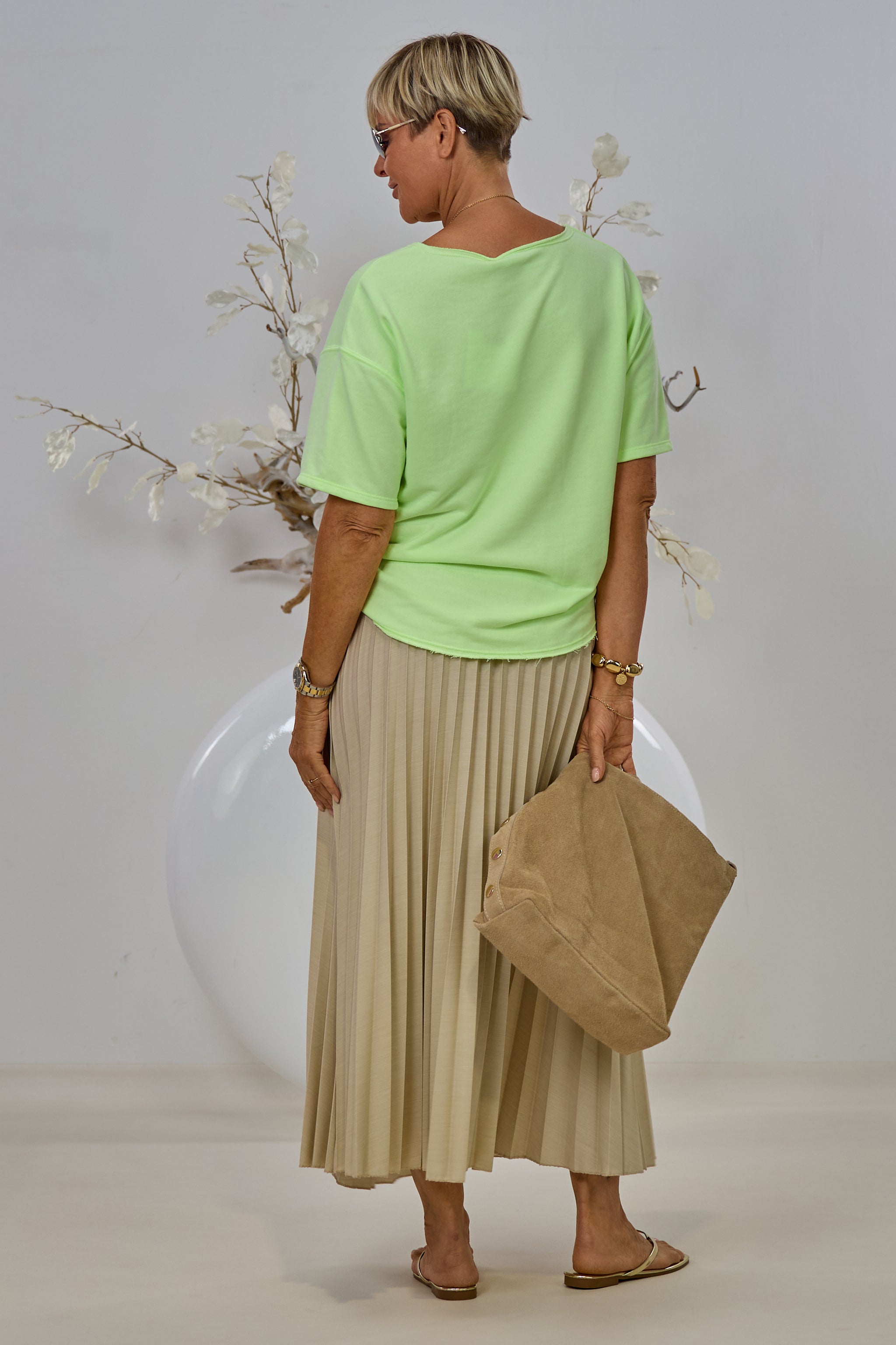 Plisseerock mit schmalem Gürtel, beige