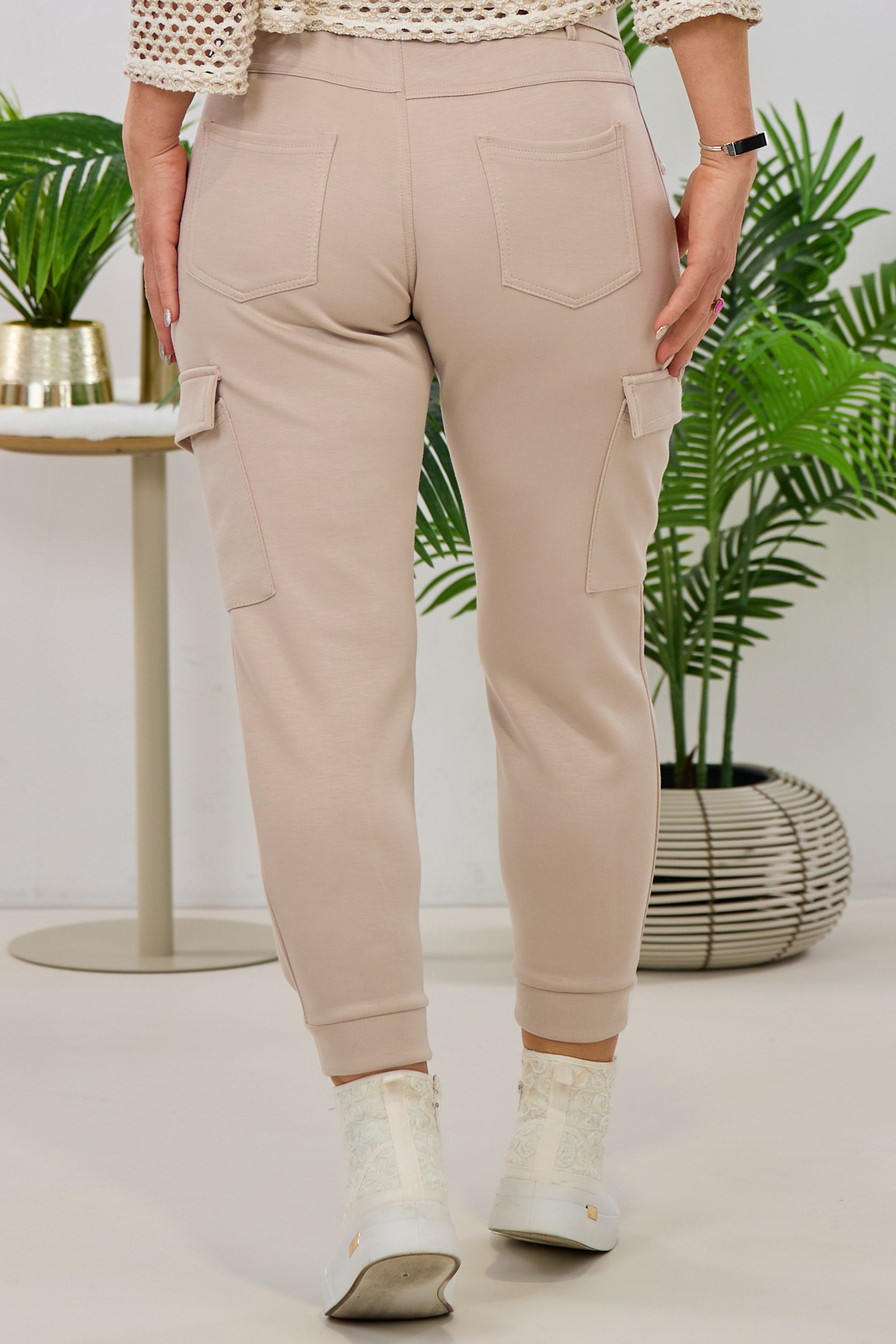 Cozy Hose mit Cargotaschen, beige