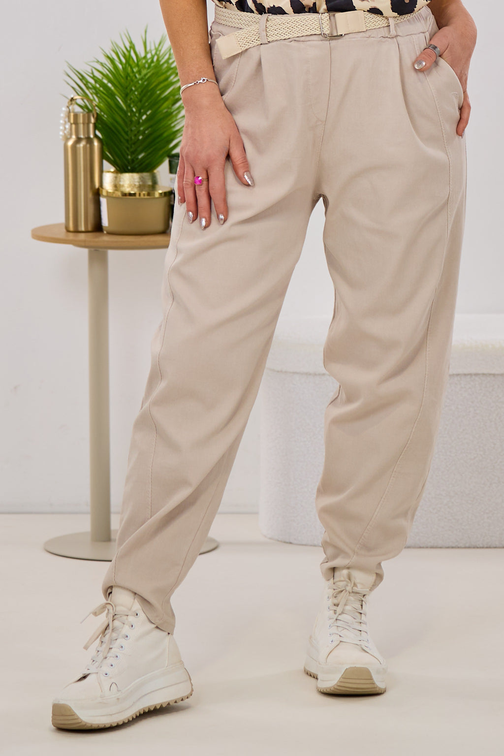 Hose im Jeans-Look mit Gürtel, beige