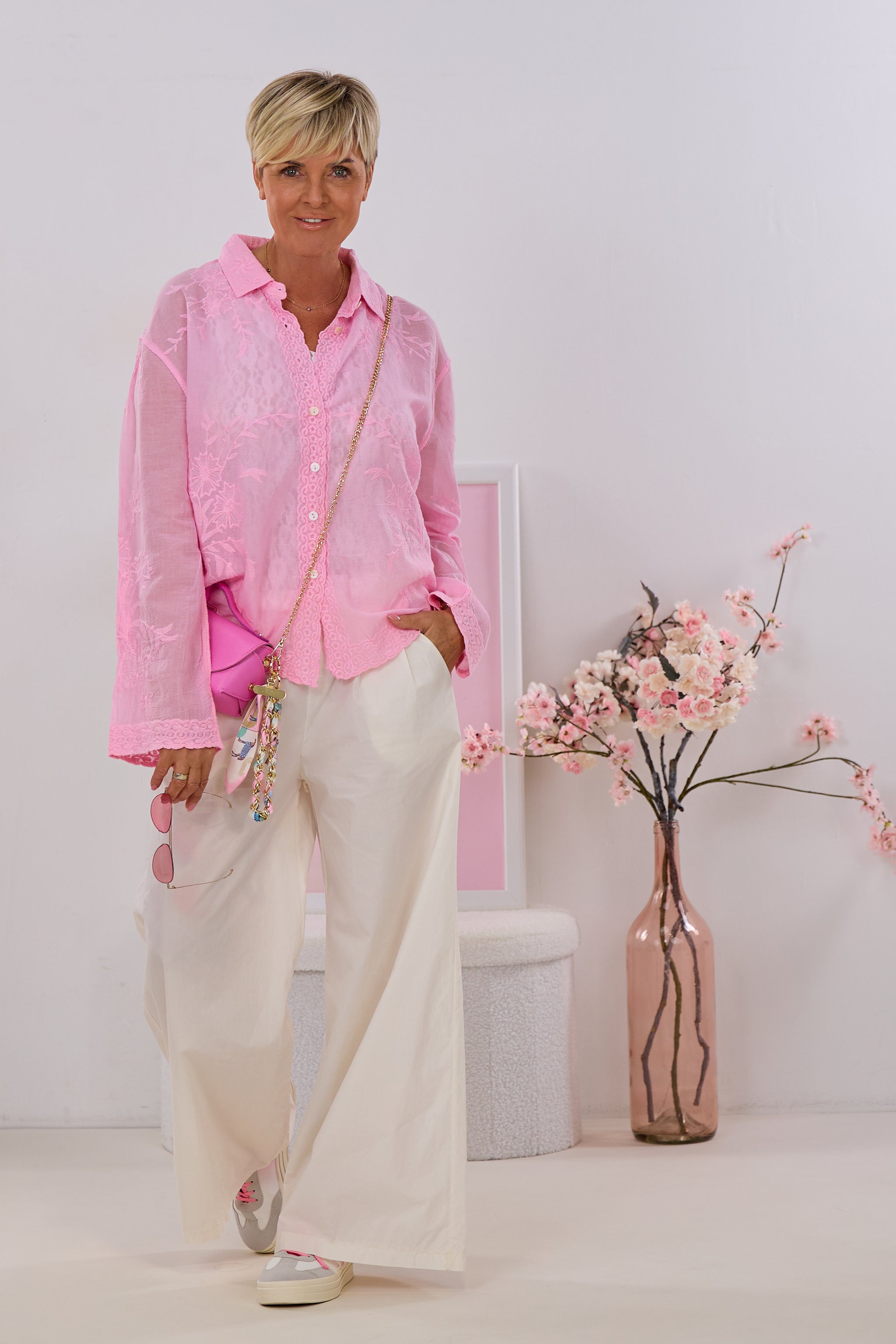 Transparente Bluse mit Stickereien, rosa