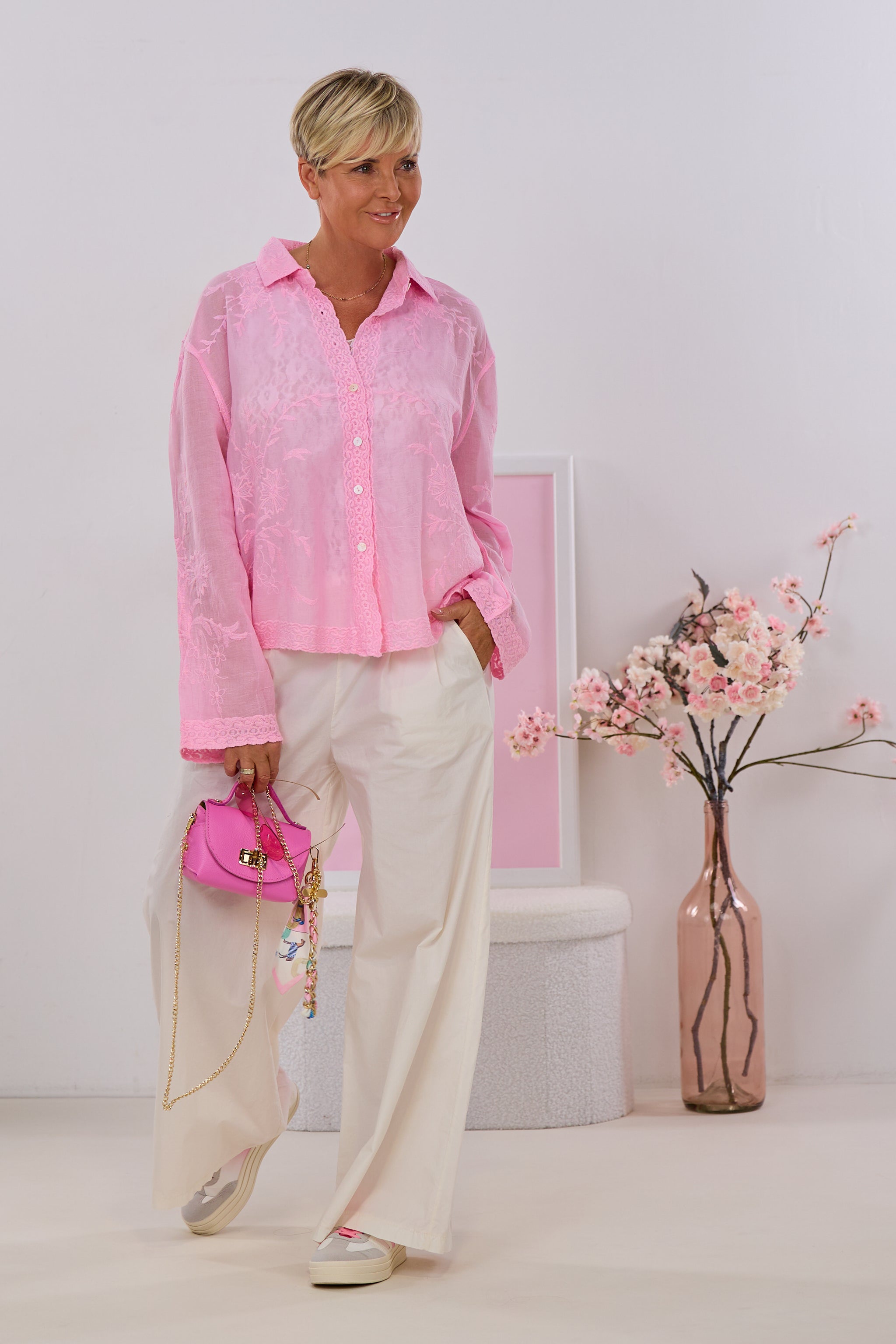 Transparente Bluse mit Stickereien, rosa
