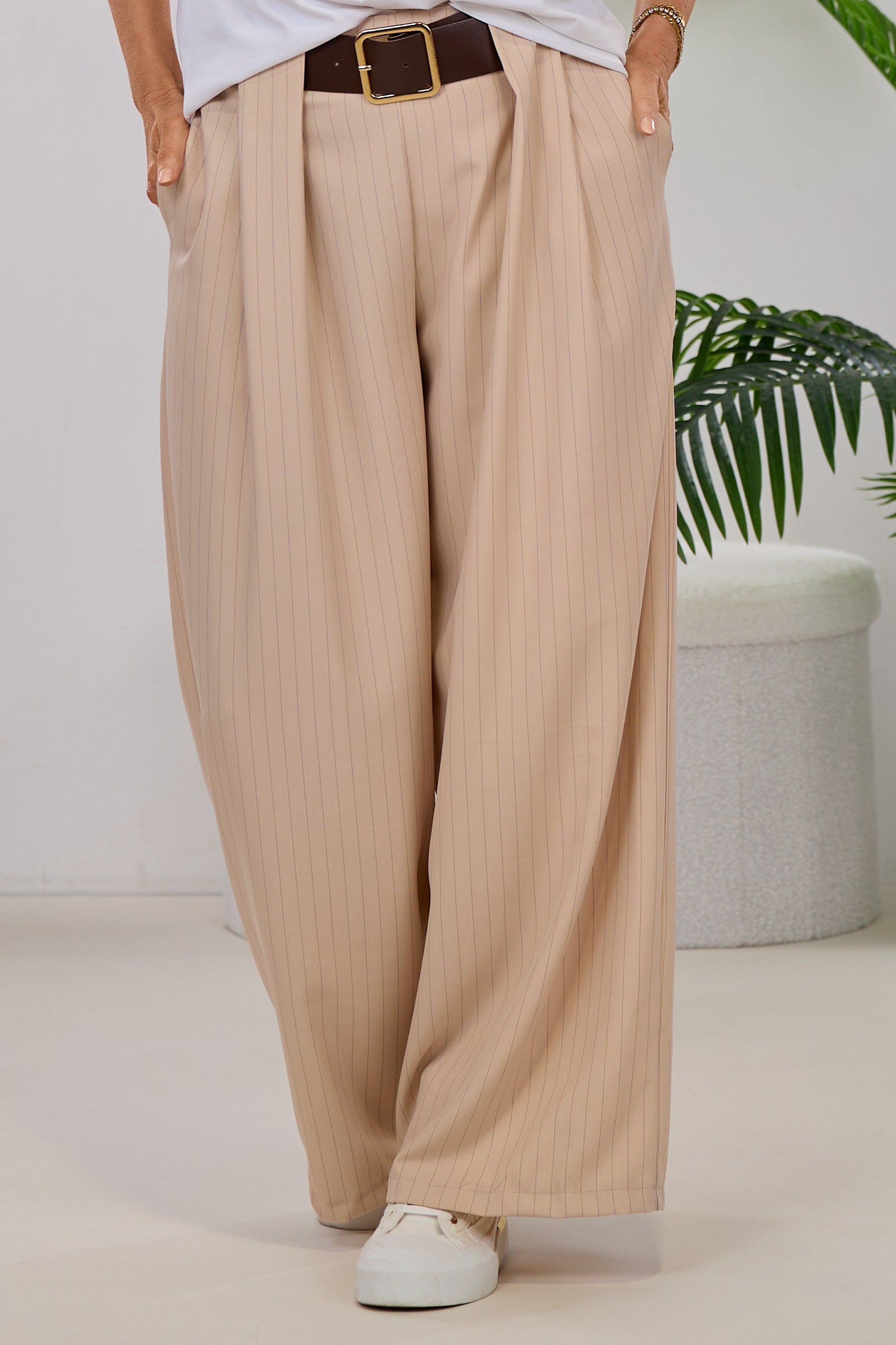 Nadelstreifen Hose mit besonderer Gürtelschlaufe, beige