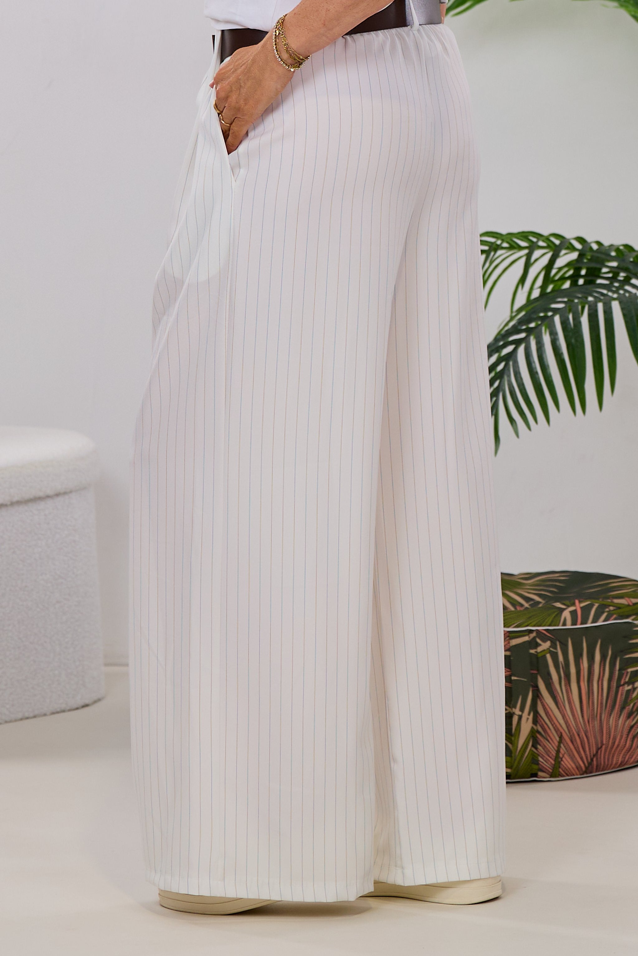 Nadelstreifen Hose mit besonderer Gürtelschlaufe, ecru