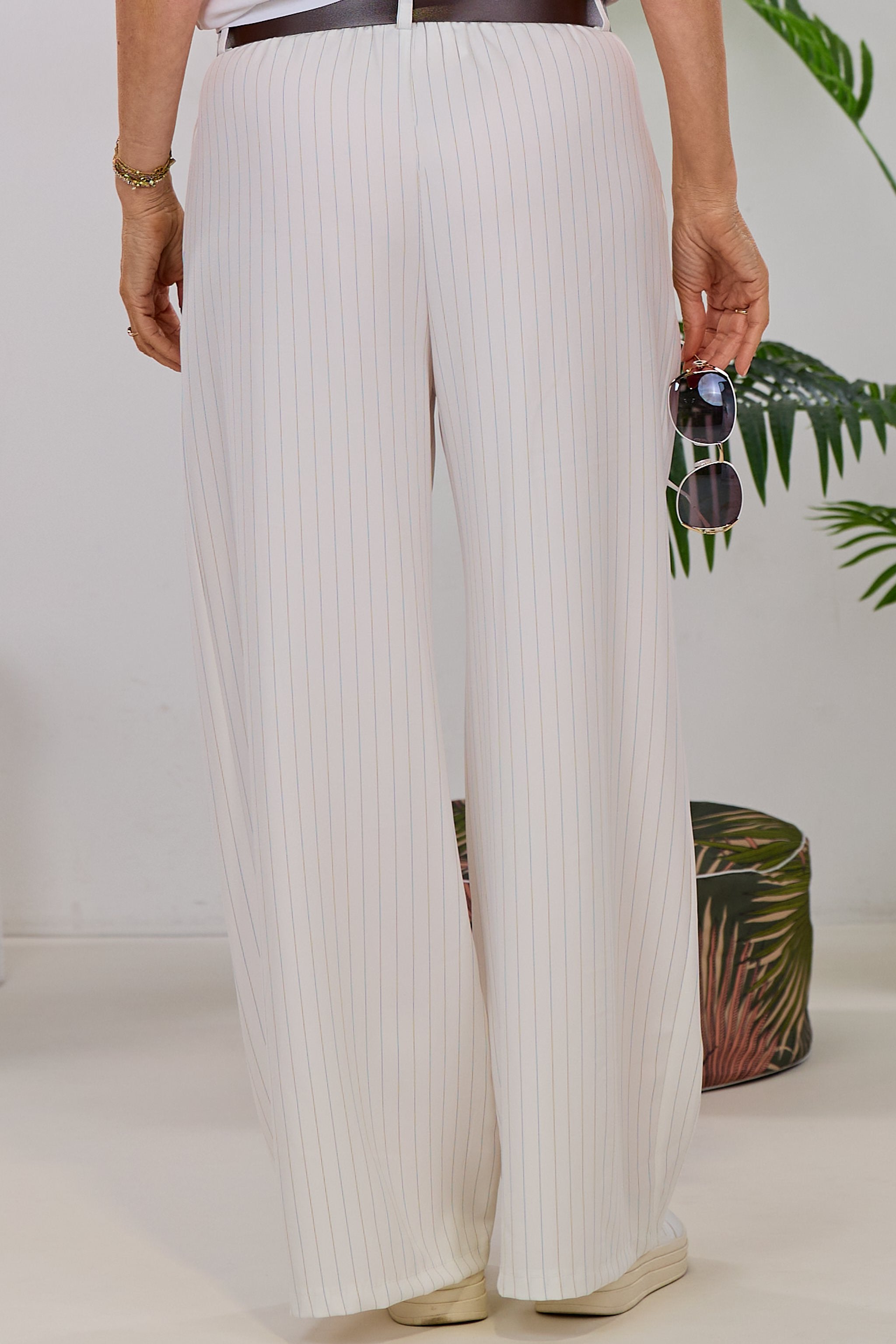 Nadelstreifen Hose mit besonderer Gürtelschlaufe, ecru