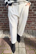 Weiche Hose mit Gürtel, creme