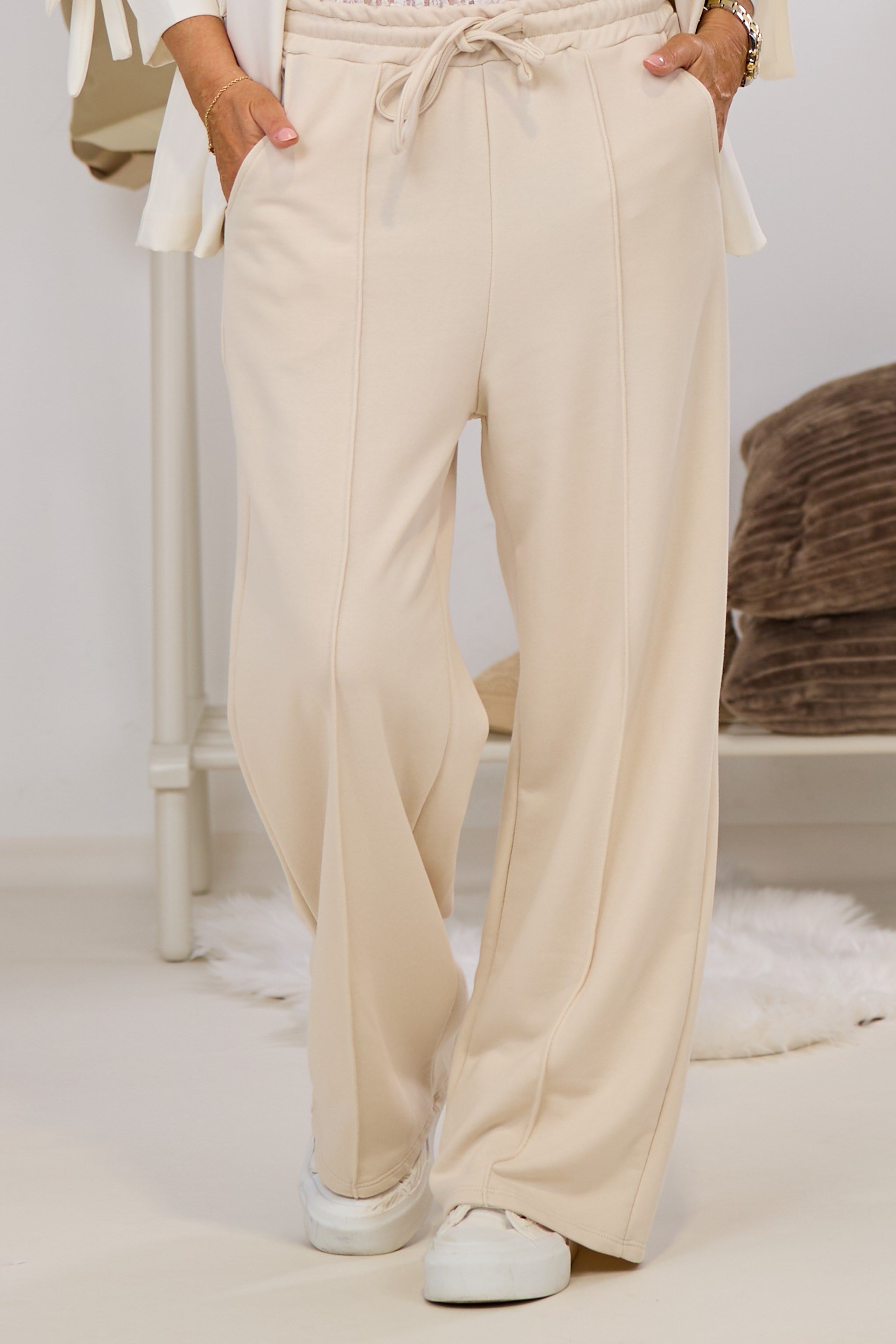 Cozy Hose mit Biese und Taschen, beige