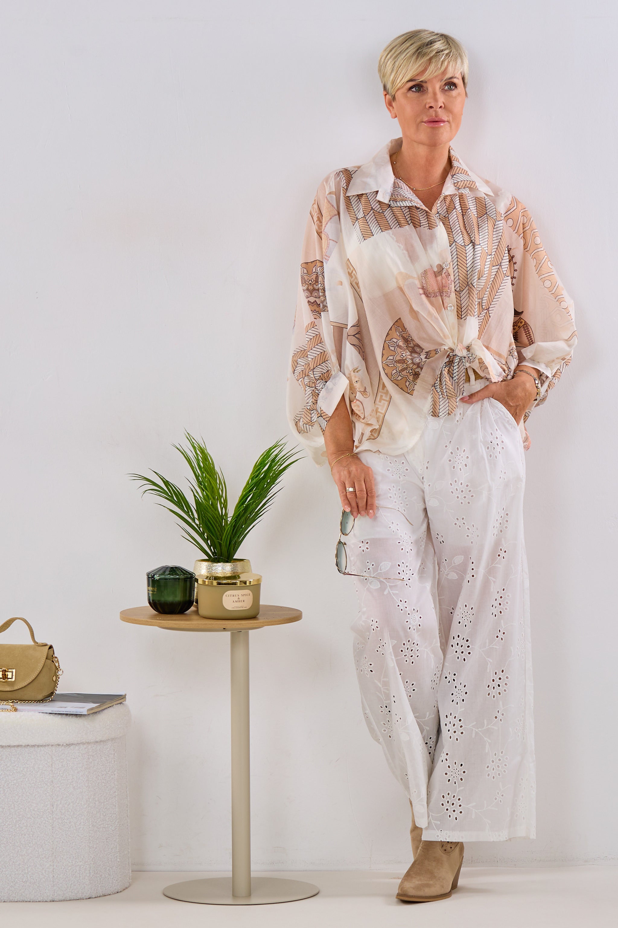 Leichte Baumwollhose mit Lochstickerei, weiß