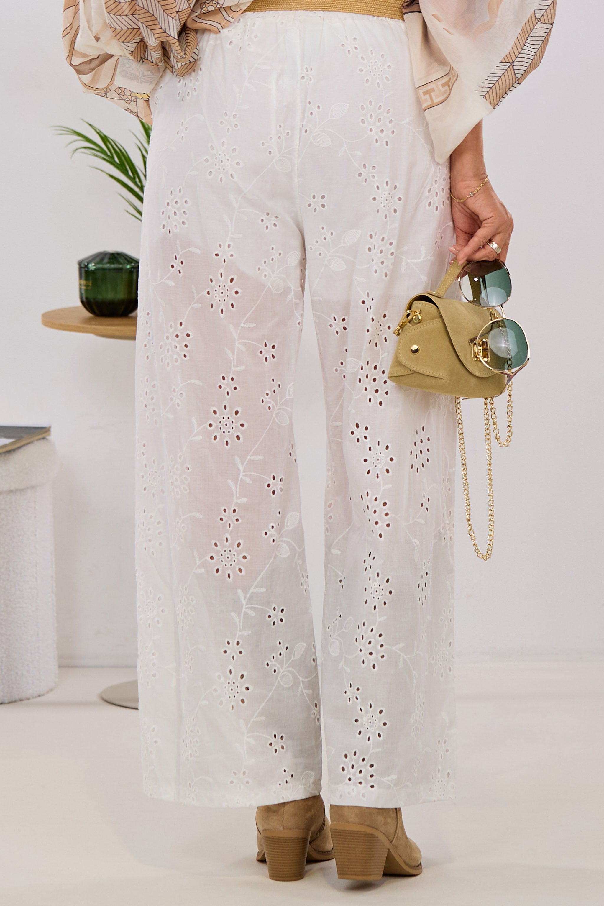 Leichte Baumwollhose mit Lochstickerei, weiß