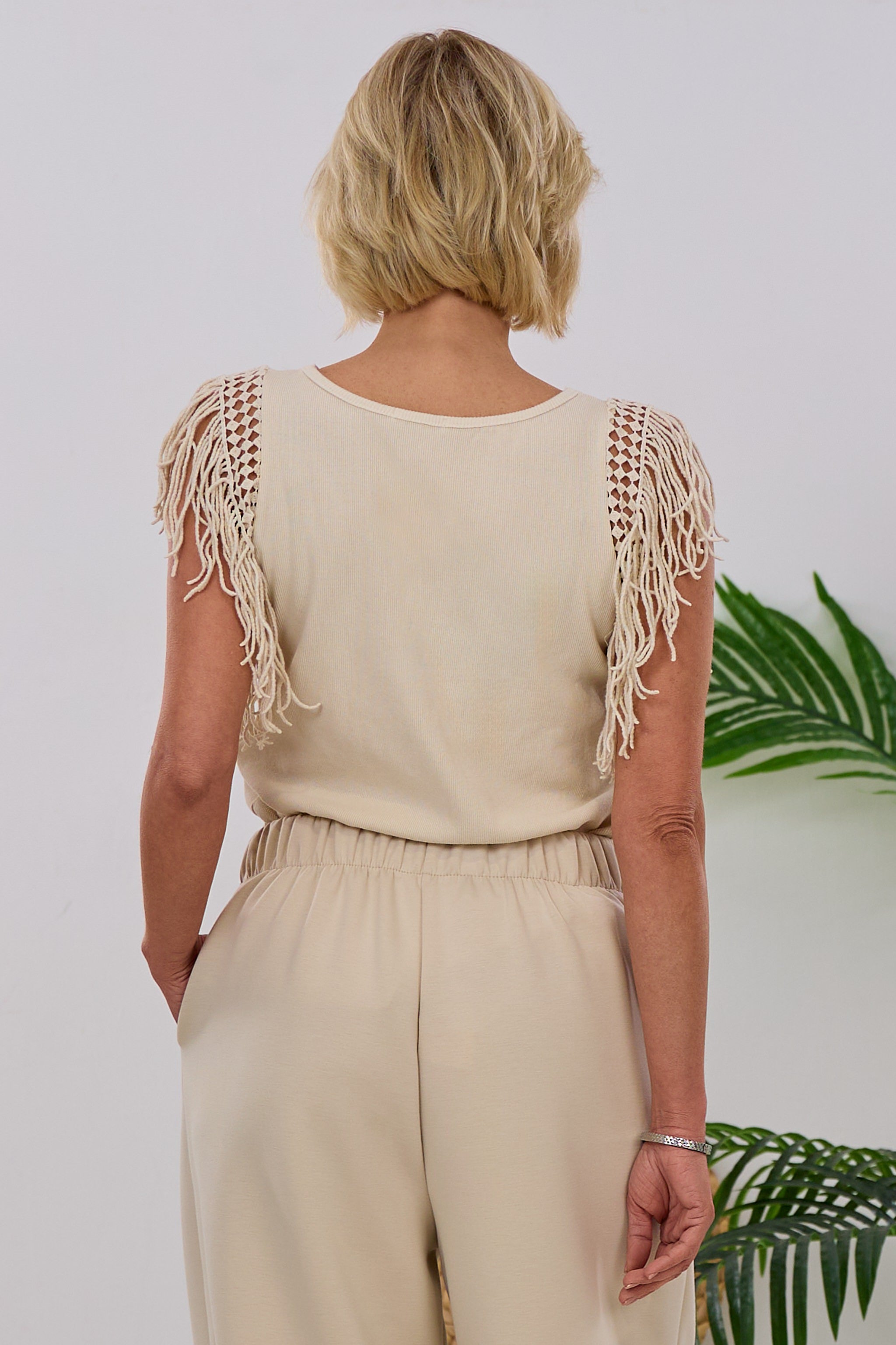 T-Shirt mit Fransenbordüre an den Ärmeln, beige