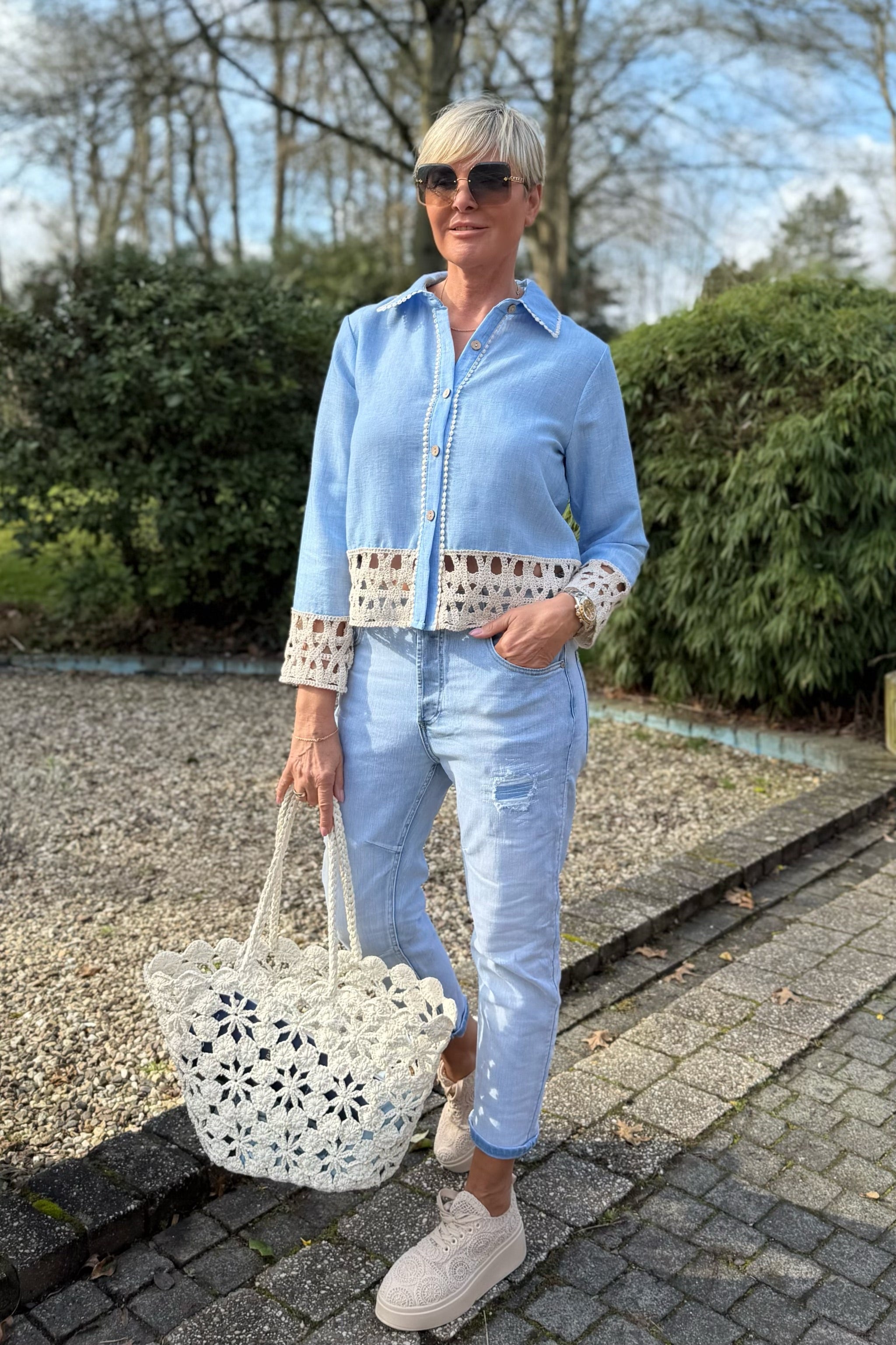 Bluse mit Häkelbordüre, hellblau-beige