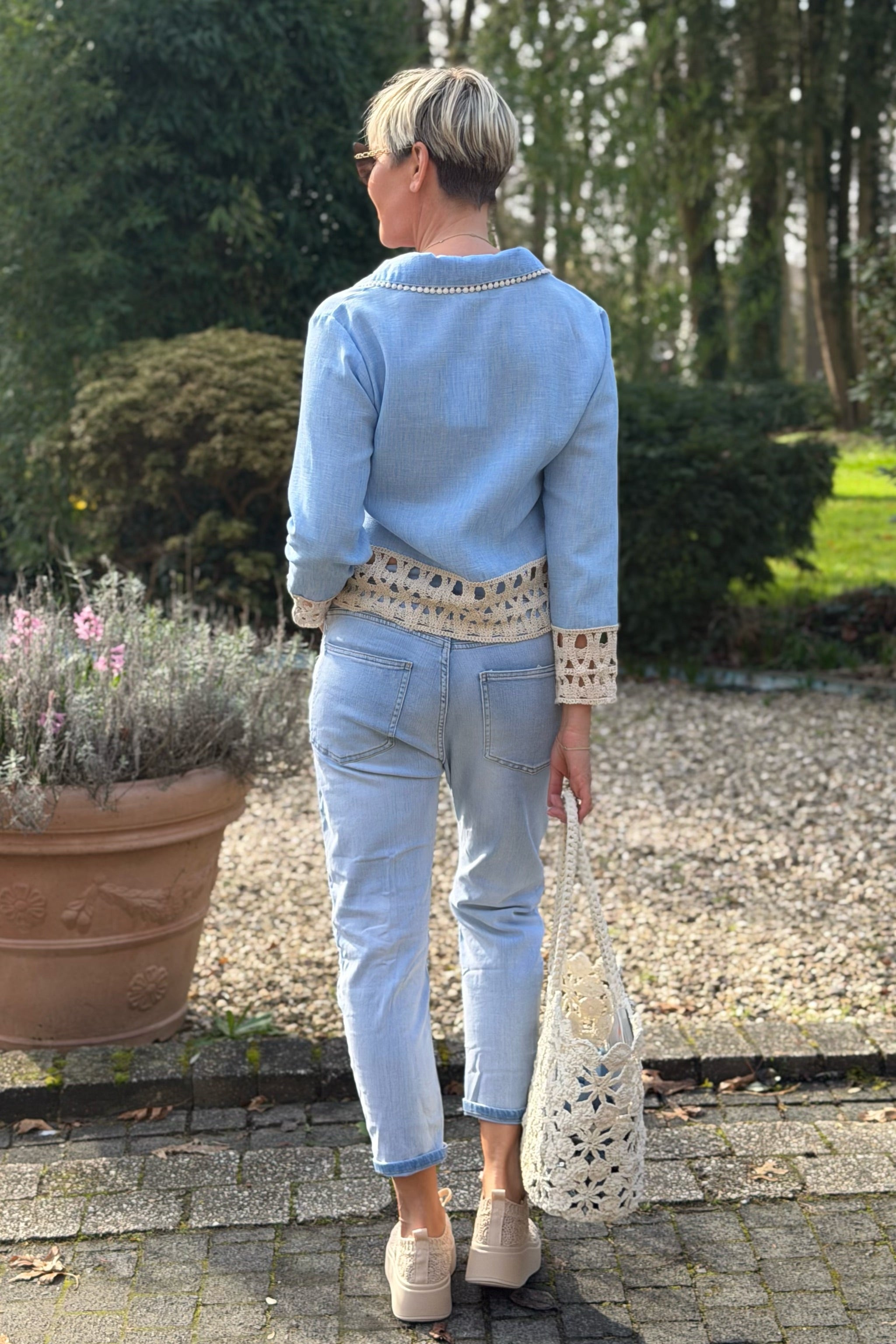 Bluse mit Häkelbordüre, hellblau-beige