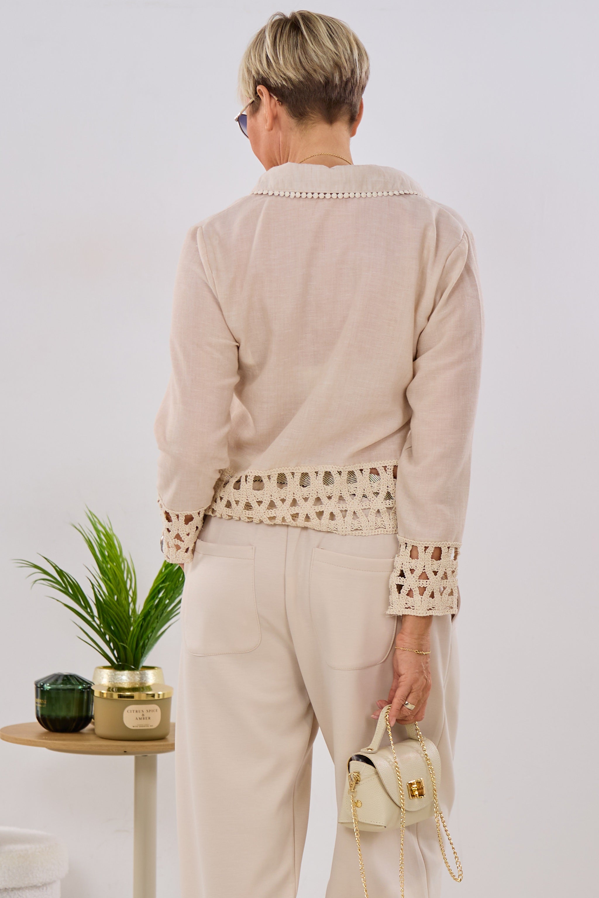 Bluse mit Häkelbordüre, beige