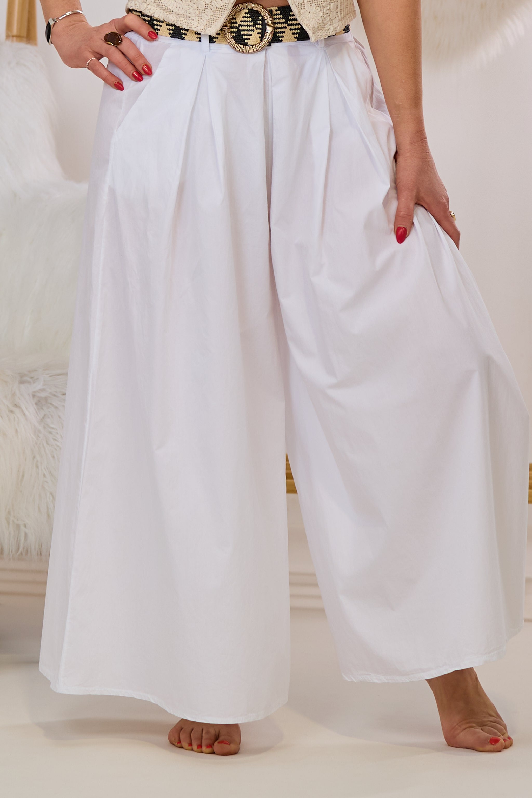 Hosenrock mit Falten und breitem Gürtel, weiß