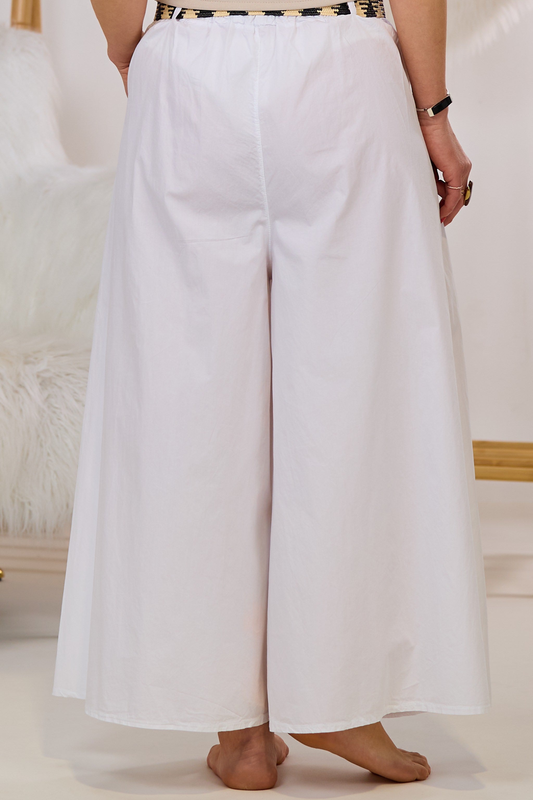 Hosenrock mit Falten und breitem Gürtel, weiß
