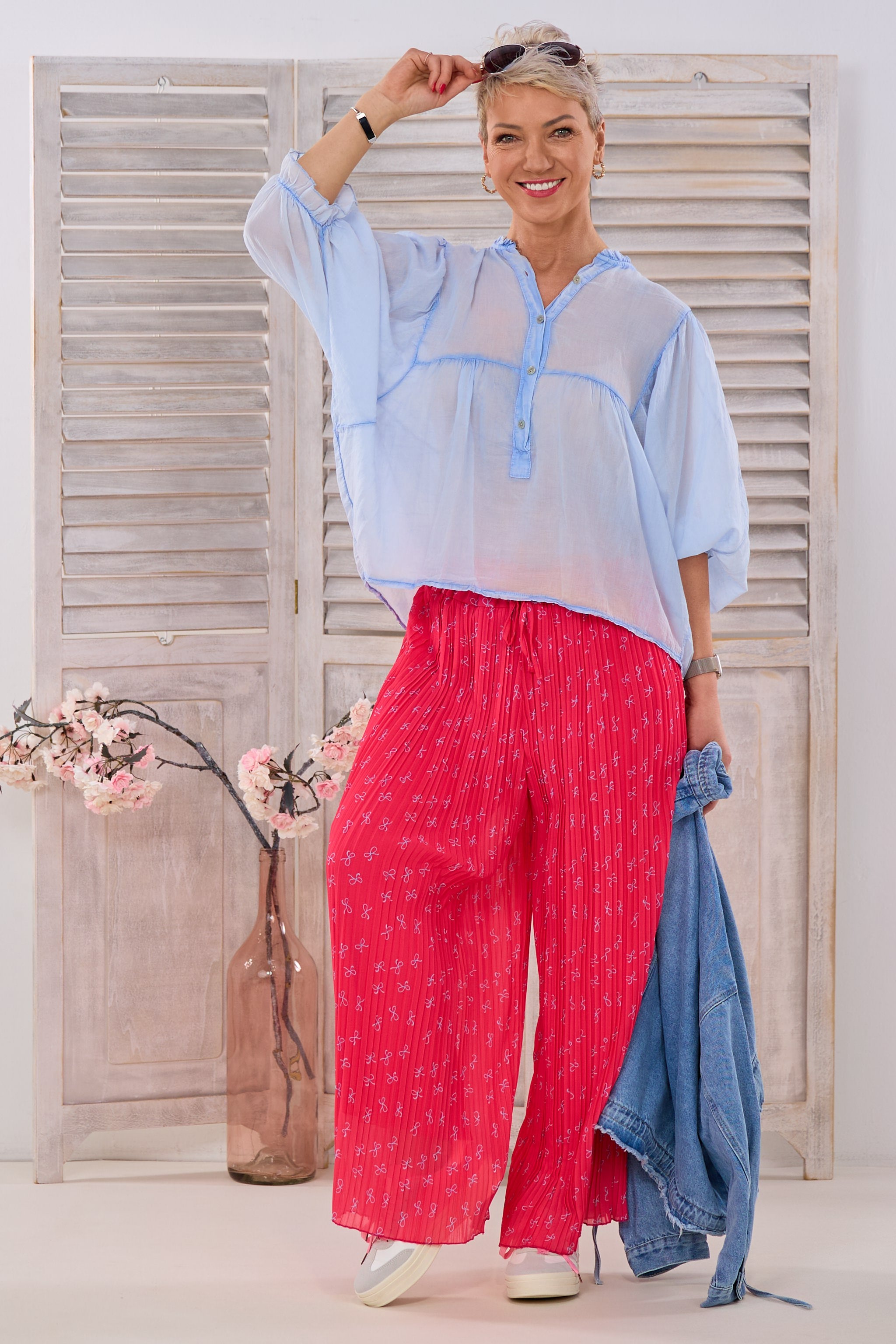 Transparente Bluse mit weiten Ärmeln, hellblau