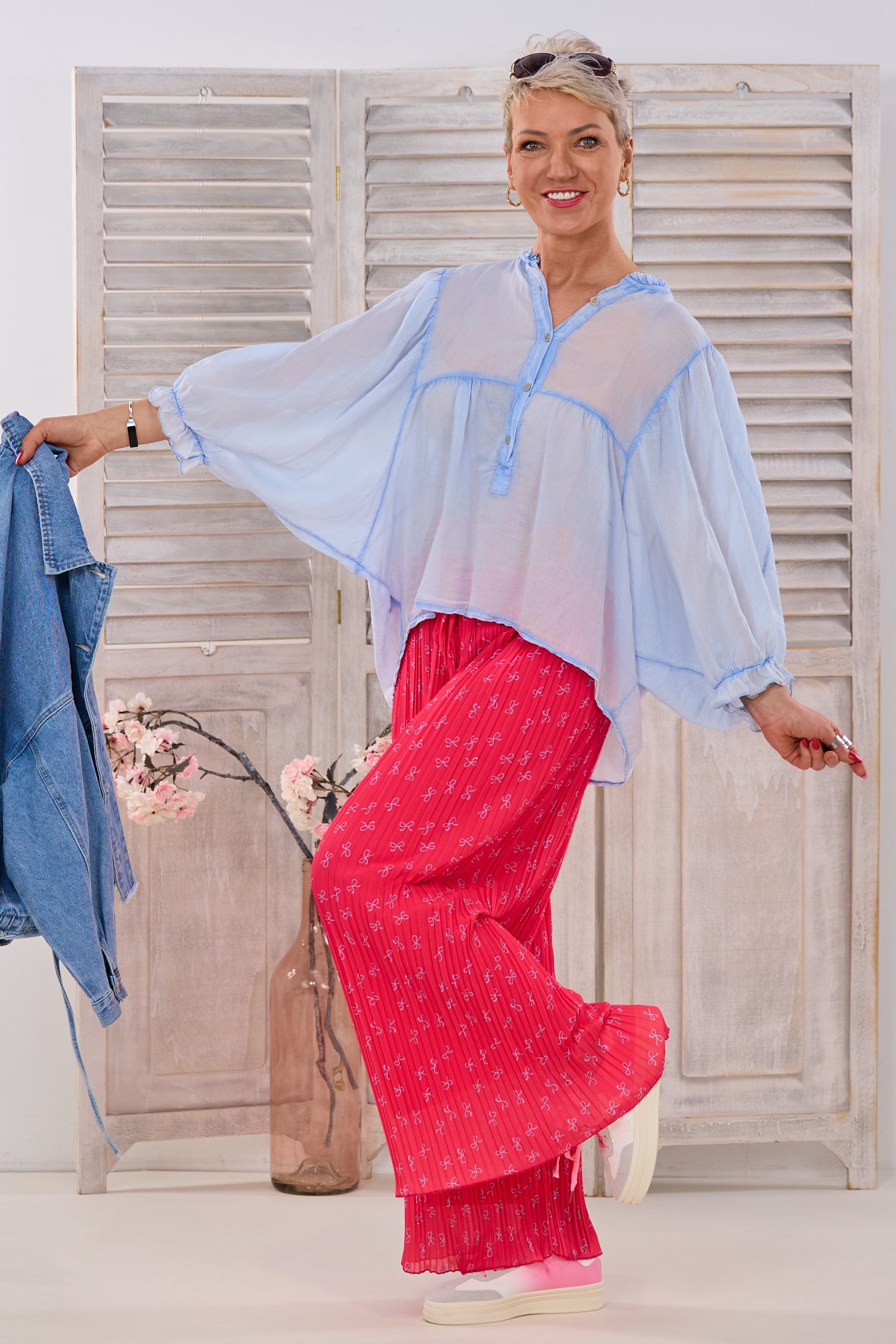 Transparente Bluse mit weiten Ärmeln, hellblau