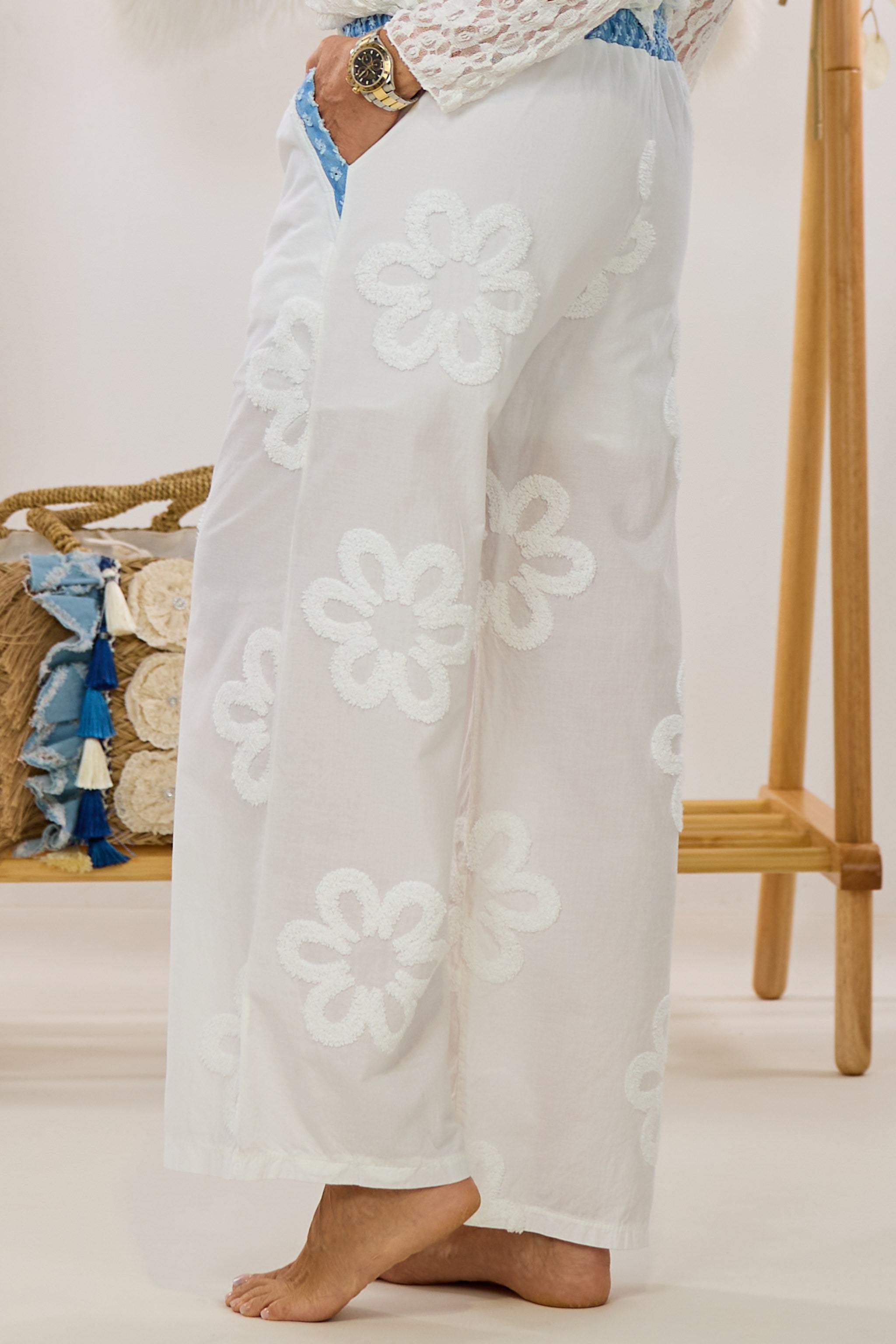 Hose mit aufgeflockten Blüten, weiß