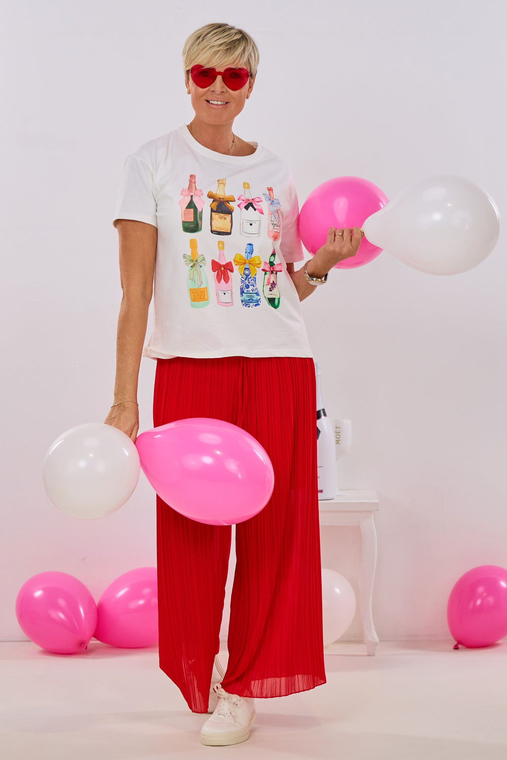 Pleated pants with an elastic waistband, red