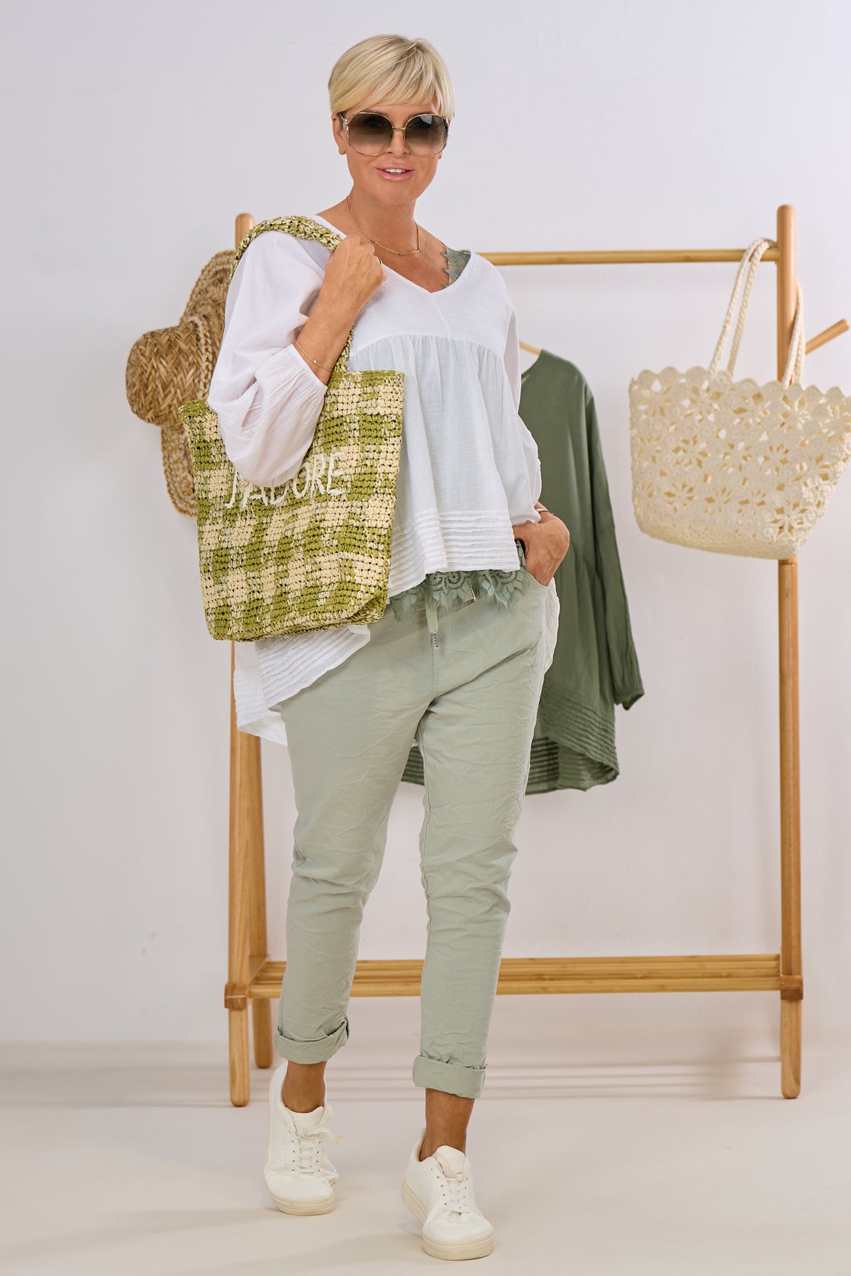 Hose mit elastischem Bund im Knitterlook, hell khaki