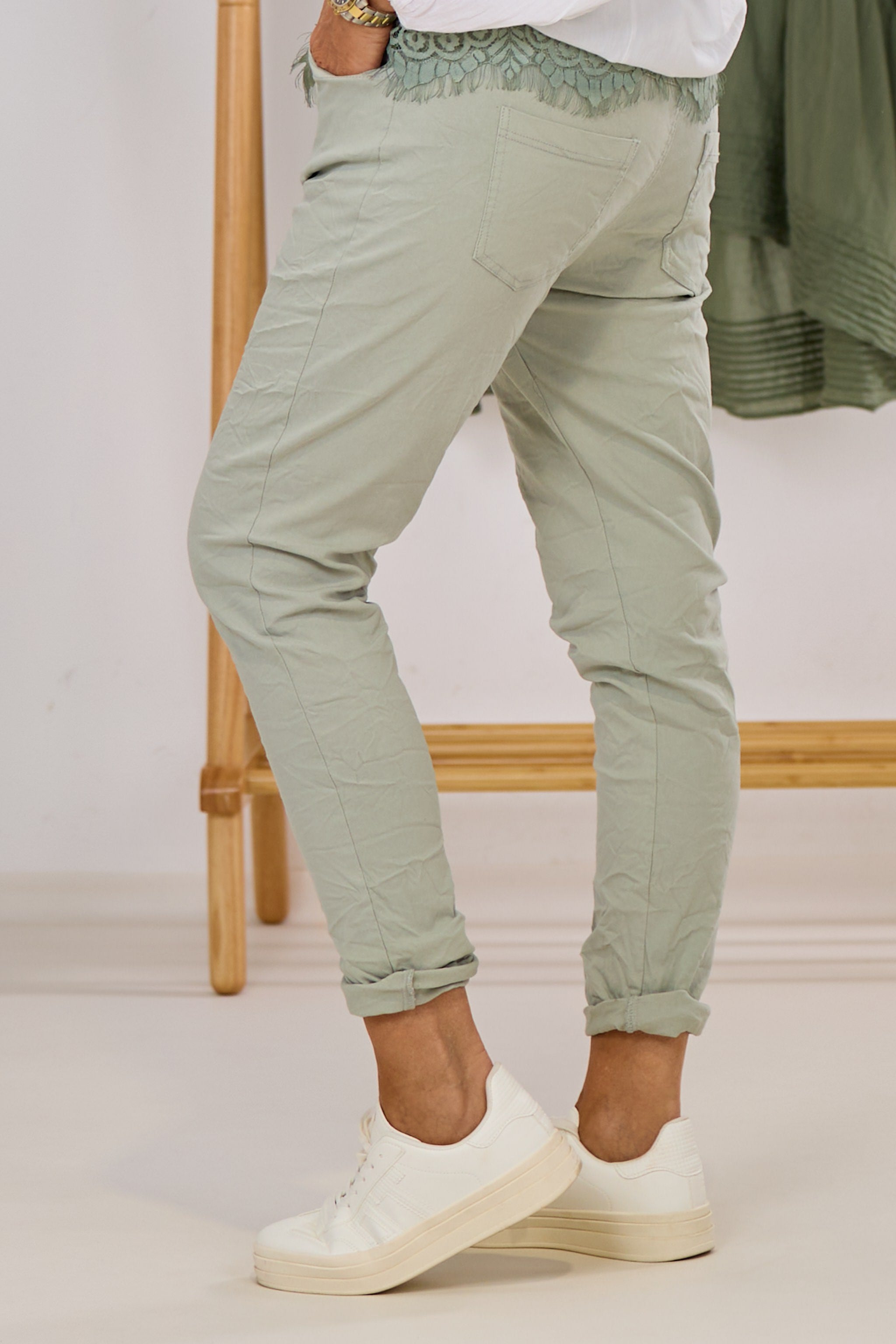Hose mit elastischem Bund im Knitterlook, hell khaki