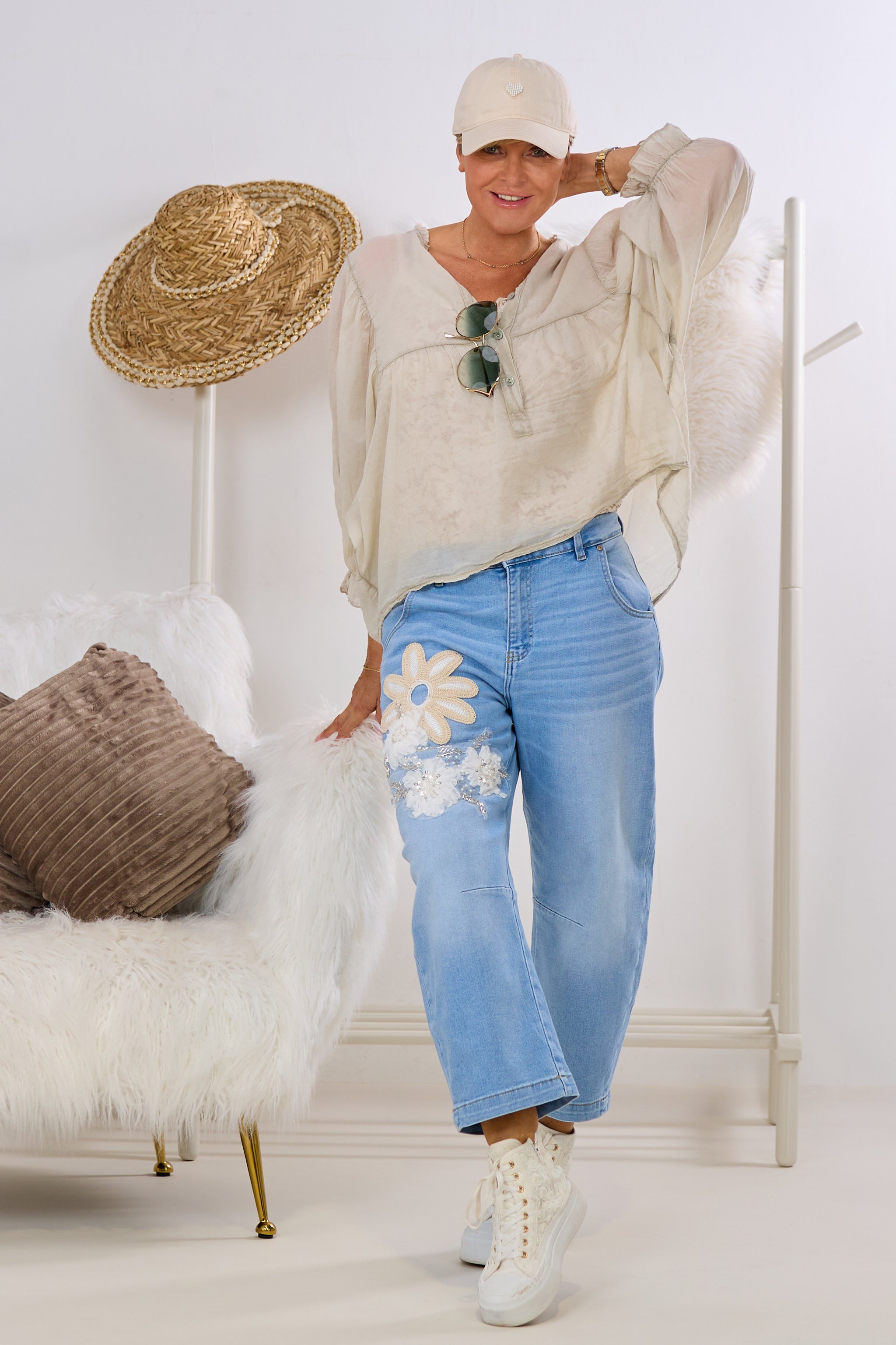 Jeans im leichten Balloon-Style mit Blüten, hell denim