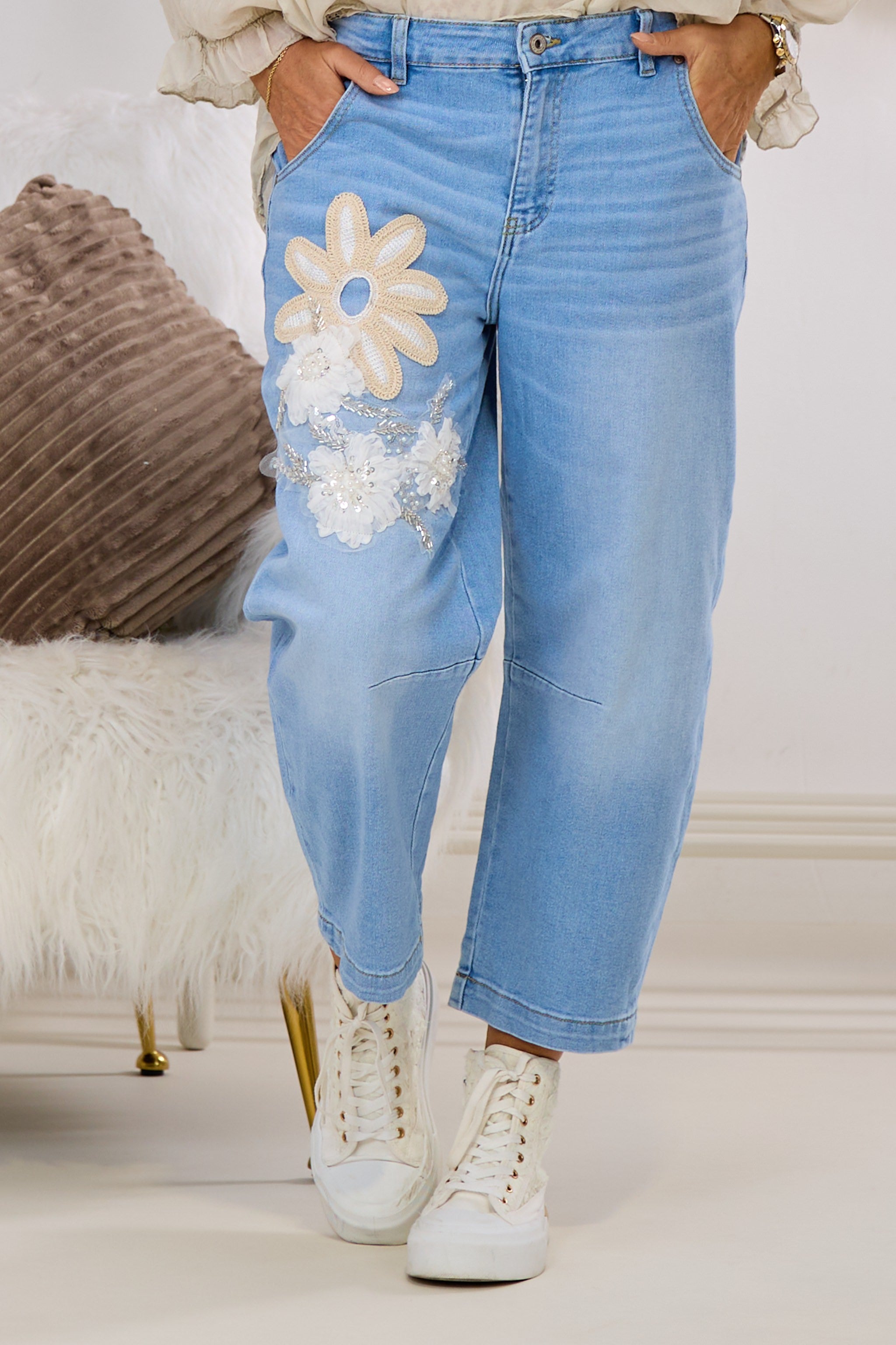 Jeans im leichten Balloon-Style mit Blüten, hell denim